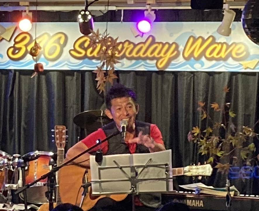 松山三四六さんのインスタグラム写真 - (松山三四六Instagram)「🎸  月に一度の恒例  346Saturday wave🎙️ ライブ  今夜も オアシス346は、満員御礼🈵 遠くは栃木県、愛知県からも参加された皆様で 溢れる会場に、 ただただ感激しました。  今年は あと2回☺️  🎵人生ゲームのルーレットみたいに この手で回そう また振り出しでも 人生ゲームを楽しむみたいに 飛躍　脱落　一回休み そして ゴールが待ってる  #346 #ライブ #佐久市 #オアシス」10月22日 0時30分 - sanshiroumatsuyama