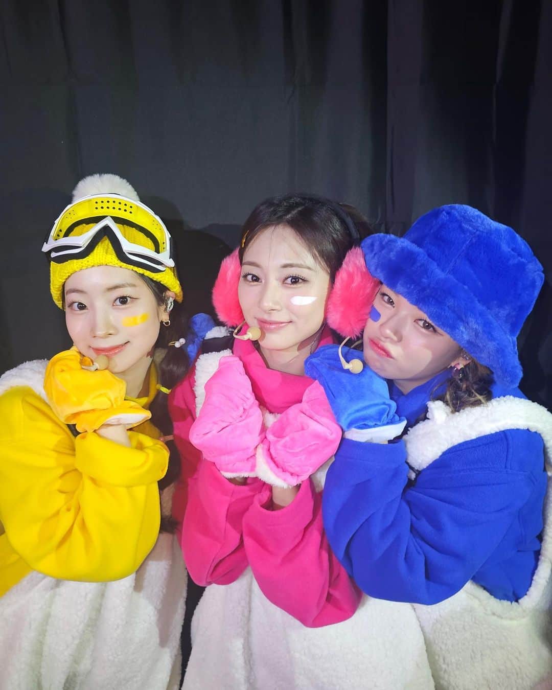 ダヒョンのインスタグラム：「너 T야? 큐티~🩷💛💙 원스 기특해🙌」