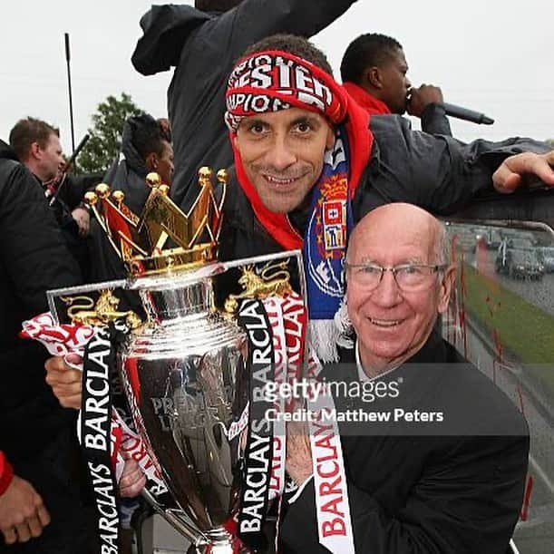 リオ・ファーディナンドのインスタグラム：「Sir Bobby Icon, Legend, Great… these words are thrown around by all of us to many who 100% don’t deserve them, especially when you compare them to man of Sir Bobby’s calibre. What a true gentleman of not many words, but when he spoke you stood still, stopped what you were doing and listened. A lot of the history was living and breathing through him and he was a constant at the club while I was there - travelling with us all over the world. Win, lose or draw he would be in the changing room wishing us well.  The words he shared with me at the bottom of those stairs in Moscow, before I went up to lift the CL trophy will stay with me forever. What it meant to lift that trophy for Man Utd, what it meant for the fans, what it meant for us as a team and what it now meant for myself doing it as captain. It was a privilege for me to even get that moment with him at that specific time.  Thank you Sir Bobby. Mr Manchester United ❤️ RIP」