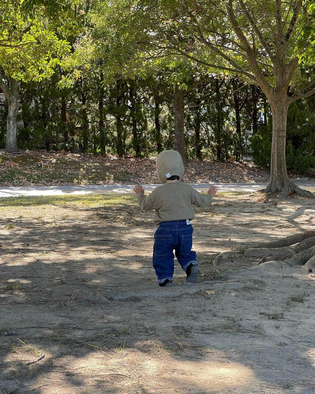 my9mj8さんのインスタグラム写真 - (my9mj8Instagram)「この間初めて春日公園行ってから すごく好きに🥺🤍 ⁡ 芝生もあってピクニックしたり遊んだりしてて 犬もいて スケボーパークもあったりバスケットコートも外にあって なんか海外みたい☝️ ⁡ ⁡ わんちゃん散歩させてる人は、すわくんにわんわん好き？と話しかけてくれたり😌優しい世界🌏 ⁡ ⁡ 今日はお外で食べて、飛行機もみて（すごく低いところ飛んでてすごい） お兄ちゃんたちがサッカーしたりバスケしてるのみて興奮してた😂😂 今の季節は最高だな〜🍂 ちょっと風が冷たかったけど！ ⁡ 4枚目たまらん😂 （結構半目率多めです笑） 7枚目の動画はお尻のポッケさわりながらモジモジしてて可愛かった😂 8、9、10枚目もお気に入り🥹💕💕 （写真撮りすぎた、、、カメラ欲しい笑）　  #男の子ママ #男の子コーデ  #1y5m」10月22日 0時40分 - my9mj8