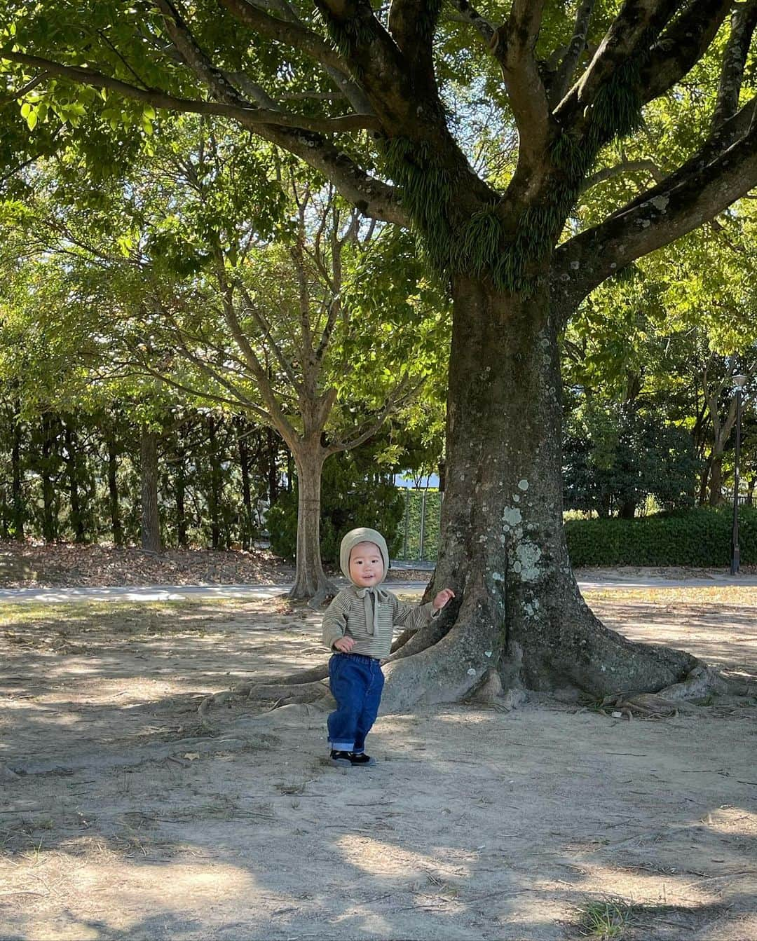 my9mj8さんのインスタグラム写真 - (my9mj8Instagram)「この間初めて春日公園行ってから すごく好きに🥺🤍 ⁡ 芝生もあってピクニックしたり遊んだりしてて 犬もいて スケボーパークもあったりバスケットコートも外にあって なんか海外みたい☝️ ⁡ ⁡ わんちゃん散歩させてる人は、すわくんにわんわん好き？と話しかけてくれたり😌優しい世界🌏 ⁡ ⁡ 今日はお外で食べて、飛行機もみて（すごく低いところ飛んでてすごい） お兄ちゃんたちがサッカーしたりバスケしてるのみて興奮してた😂😂 今の季節は最高だな〜🍂 ちょっと風が冷たかったけど！ ⁡ 4枚目たまらん😂 （結構半目率多めです笑） 7枚目の動画はお尻のポッケさわりながらモジモジしてて可愛かった😂 8、9、10枚目もお気に入り🥹💕💕 （写真撮りすぎた、、、カメラ欲しい笑）　  #男の子ママ #男の子コーデ  #1y5m」10月22日 0時40分 - my9mj8