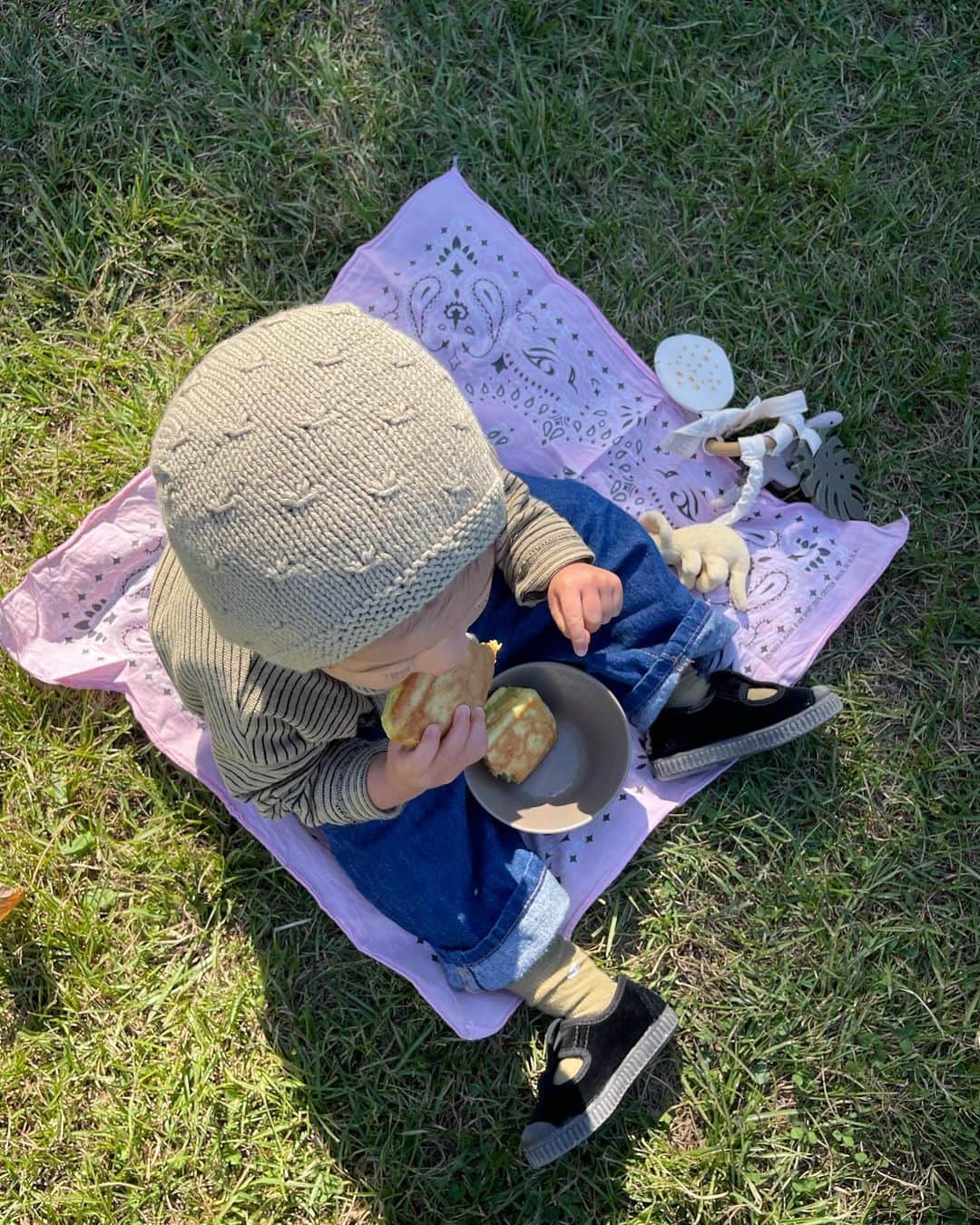 my9mj8のインスタグラム：「この間初めて春日公園行ってから すごく好きに🥺🤍 ⁡ 芝生もあってピクニックしたり遊んだりしてて 犬もいて スケボーパークもあったりバスケットコートも外にあって なんか海外みたい☝️ ⁡ ⁡ わんちゃん散歩させてる人は、すわくんにわんわん好き？と話しかけてくれたり😌優しい世界🌏 ⁡ ⁡ 今日はお外で食べて、飛行機もみて（すごく低いところ飛んでてすごい） お兄ちゃんたちがサッカーしたりバスケしてるのみて興奮してた😂😂 今の季節は最高だな〜🍂 ちょっと風が冷たかったけど！ ⁡ 4枚目たまらん😂 （結構半目率多めです笑） 7枚目の動画はお尻のポッケさわりながらモジモジしてて可愛かった😂 8、9、10枚目もお気に入り🥹💕💕 （写真撮りすぎた、、、カメラ欲しい笑）　  #男の子ママ #男の子コーデ  #1y5m」