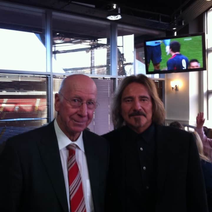 ギーザー・バトラーのインスタグラム：「Sad to hear of the passing of Sir Bobby Charlton, an absolute legend, probably the greatest ever English footballer, and a thoroughly nice man. I was honoured to meet him when Man Utd played Aston Villa in 2010. RIP Sir Bobby.」