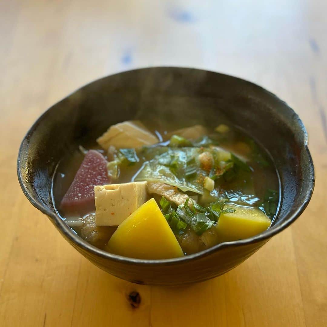 のインスタグラム：「Ton jiru (buta jiru)  Today, the strong and cold wind made me suddenly crave a hearty miso soup. It includes homemade miso, thinly sliced pork belly, pink daikon radish, tofu, fried tofu, sweet potatoes, taro potatoes , potatoes, onions, cabbage, and green onions. I added maitake later which I found at tailgate market!!  今日は風が強くて寒いので急に具だくさんの豚汁が食べたくなりました。自家製の味噌と豚の細切れ、ピンク大根、豆腐、揚げ、サツマイモ、小芋、じゃがいも、玉ねぎ、キャベツ、青ネギ。あとで野外マーケットで見つけた舞茸を入れました！！ Tanka kaki glaze bowl. 炭化柿釉鉢 . www.akirasatake.com  #akirasatakeceramics #clay  #asheville  #gallerymugen  #陶芸 #陶芸家  #佐竹晃 #ceramics #pottery #japanese #japanesepottery #tougei」