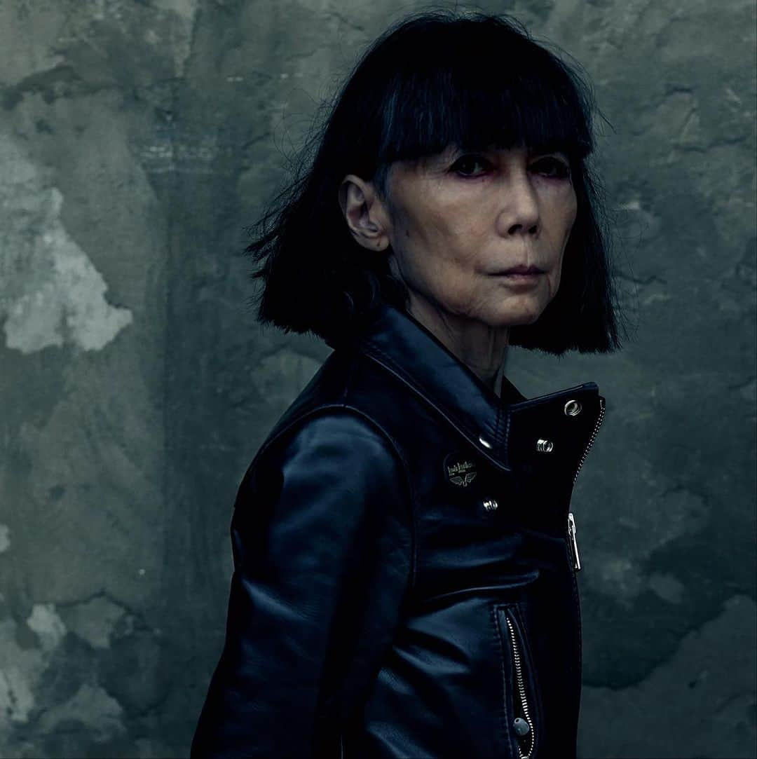 大森美希のインスタグラム：「Rei Kawakubo, in Paris Photographed by Annie Leibovitz, Vogue, May 2017  文化の向上発達に関し特に功績顕著な人が受ける称号「文化功労者」。2023年度の20人のひとりとして「コムデギャルソン」の設立者でファッションデザイナーの川久保玲が氏が選ばれた。  パリやNYに住んでいると、ファッションに全く関係ない老若男女達も普通に服飾関係のエキシビジョンに行って一緒に行った人達同士でいろいろ意見を交わすのをよく見かける。人々だけでなく国自体がファッションを文化のひとつとしてリスペクトし、伝統や技術を守るために支援している感がすごくあるのだが、日本ではファッションをあまり良いものと捉えていないように私は感じる。  その中で、50年以上服作りを通して国内外に大きな影響を与え続けてきた、ファッション業界ではレジェンドの川久保さんを国が認めたということはとても感慨深い。  今後も、国がファッションを文化として認め、人々がファッションそのものを賞賛し、リスペクトされる日が来ることを待ち望んでいる。  そして私にとっては、川久保さんが女性であるということにも大きな意味があるのだ。  ひとりの女性が半世紀以上も自分の会社を経営し続け、アバンギャルドなファッションを今でも世界の第一線で発信続けるなんて並大抵のことでは実現出来ない。  彼女の生き方と哲学を敬意を込めて学んでいる。  川久保さんには到底及ばないが、ファッションを通して少しでも日本の文化や技術、エスプリを世界に届けることができたらいいなと思っている。  #reikawakubo #fashiondesigner #commedesgarcons #annieleibovitz #portrait #vogue #fashion #mode #avantgarde #photography #commedesgarçons #legend   #川久保玲 #コムデギャルソン #ファッションデザイナー #アニーリーボヴィッツ #ポートレート #ヴォーグ #文化功労者 #ファッション #モード」