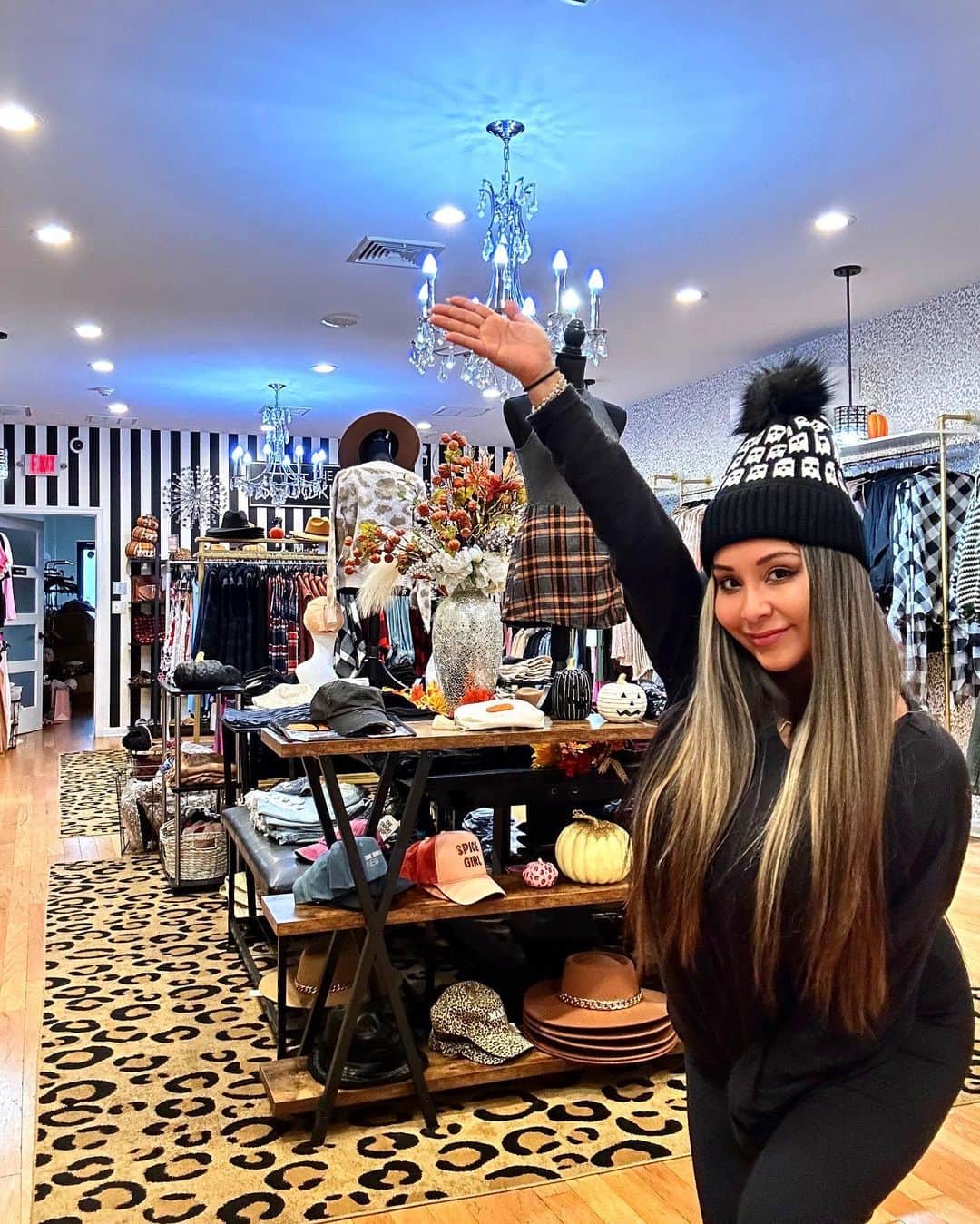 のインスタグラム：「VIP EVENT TIME!! 🥂 & celebrating my 5TH Year Anniversary of my Madison store!! NOV 18, SEE YOU SOON! 🥂 🎟️Link in bio for tickets 💋」