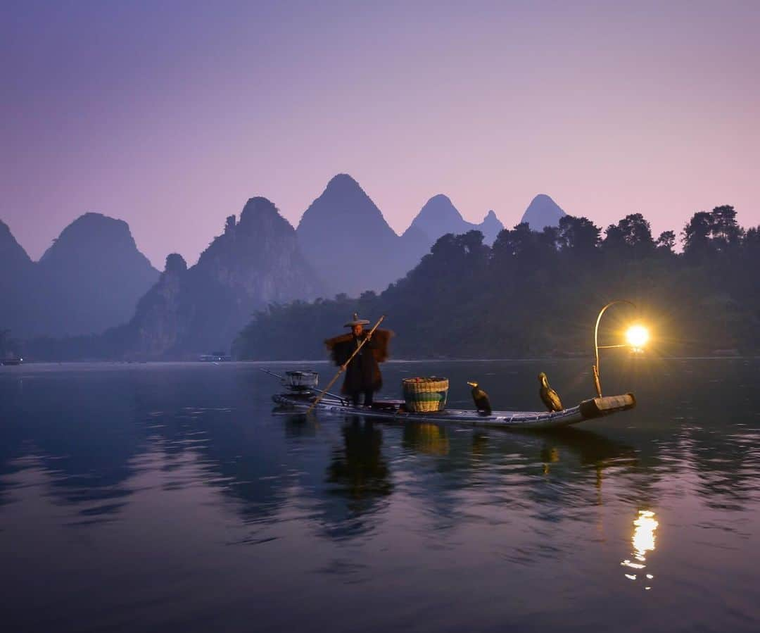 Keith Ladzinskiさんのインスタグラム写真 - (Keith LadzinskiInstagram)「Cormorant fisherman, drifting along the Li River at twilight among the endless rolling karsts. For @natgeo  - - - #cormorantfisherman #LiRiver #yangshuo」10月22日 0時38分 - ladzinski