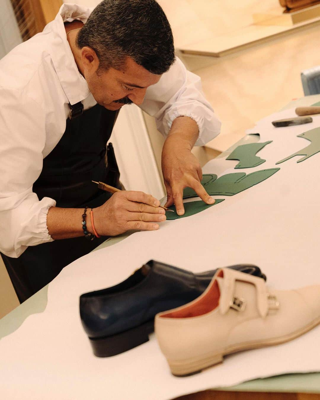 サントーニさんのインスタグラム写真 - (サントーニInstagram)「Step inside the 2023 edition of @apritimoda and see how #Santoni artistry and craft come to brilliant life.  #MakersOfBeauty #ApritiModa   Photo credits: @tommaso_biondo」10月22日 0時39分 - santoniofficial