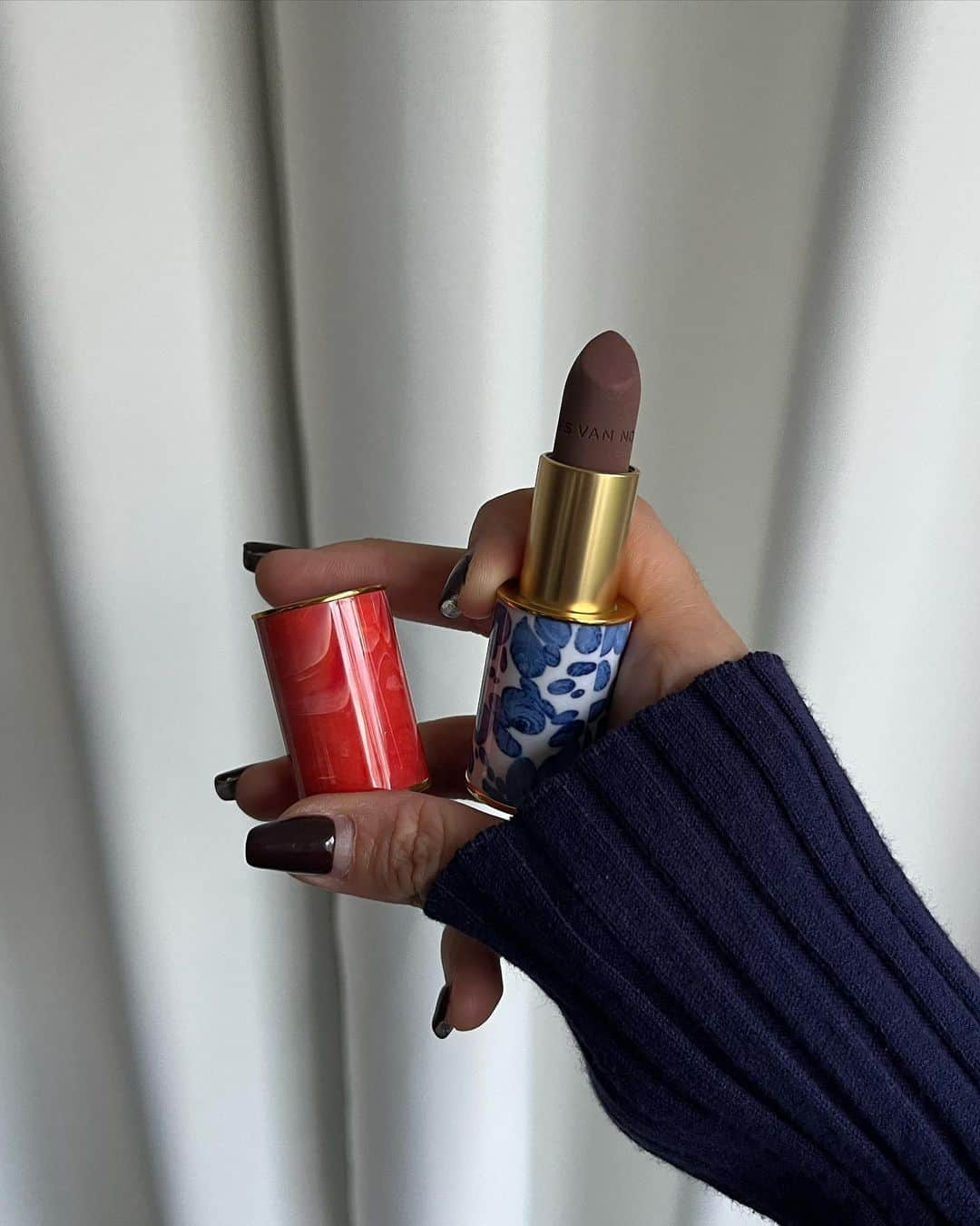 Mio Nagaiのインスタグラム：「. 最近つけていてよく聞かれるリップ💄 ドリスのMATTE 15番  かなりモードな色味で秋冬のファッションと相性よい🍁」