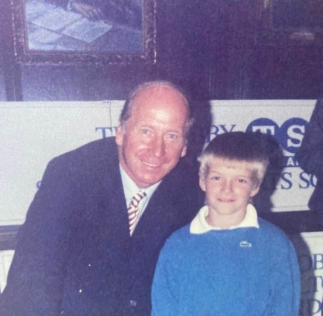 デビッド・ベッカムさんのインスタグラム写真 - (デビッド・ベッカムInstagram)「It all began with Sir Bobby❤️Sir Bobby was the reason I had the opportunity to play for Manchester United… I will be forever grateful to a man I was named after , someone I looked up to and was a hero to many around the world not just in Manchester and our country where he won the World Cup in 1966… A true gentleman , family man and truly a national hero… Today isn’t just a sad day for Manchester United & England it’s a sad day for football and everything that Sir Bobby represented.. Our thoughts go out to Lady Norma , there daughters and grandchildren x Rest in Peace Sir Bobby x @manchesterunited @england Today our hearts are heavy 💔」10月22日 0時48分 - davidbeckham