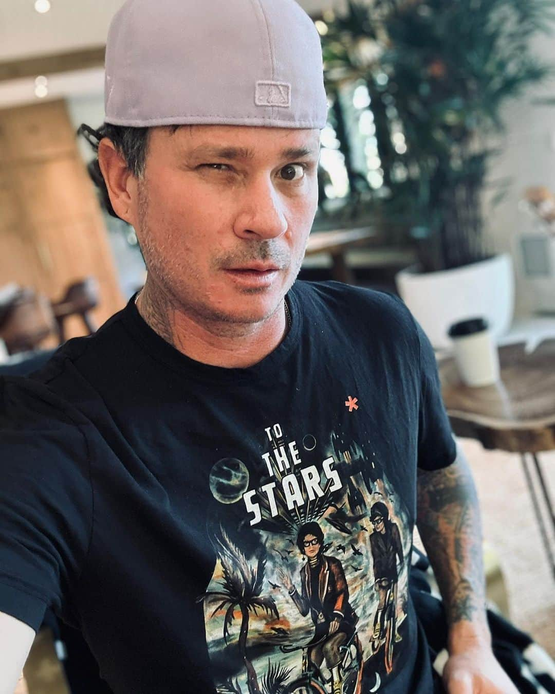 トム・デロングのインスタグラム：「This is my coffee moment before I slay 65,000 people in sin city…」