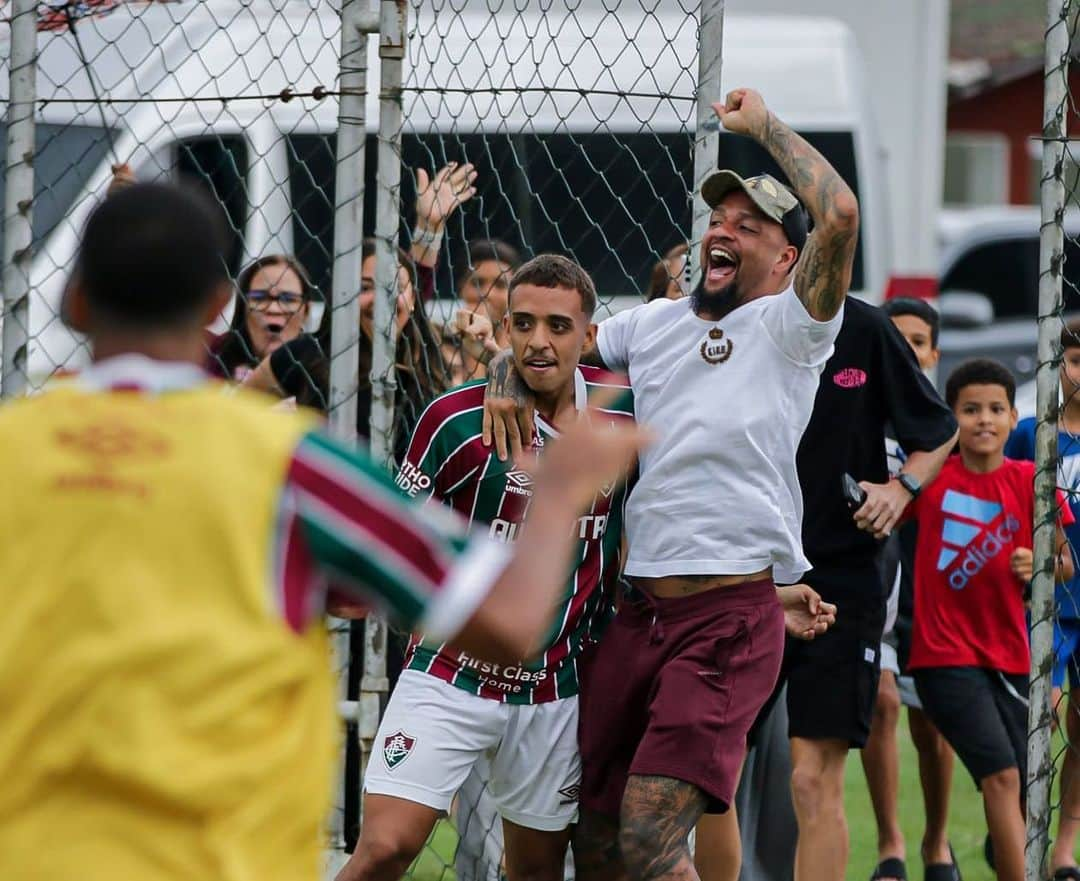 フェリペ・メロのインスタグラム：「DAAAAVIIII MEEEELO! O GOL DA VITÓRIA NA DECISÃO! FEZ NO FINALZINHO E CORREU PRO ABRAÇO COM O PAI @FELIPEMELO! É RUF RUF E RUF RUFINHO! FLUMINENSE! #VemQueTem  📸: @leonardo_brasil/FFC」