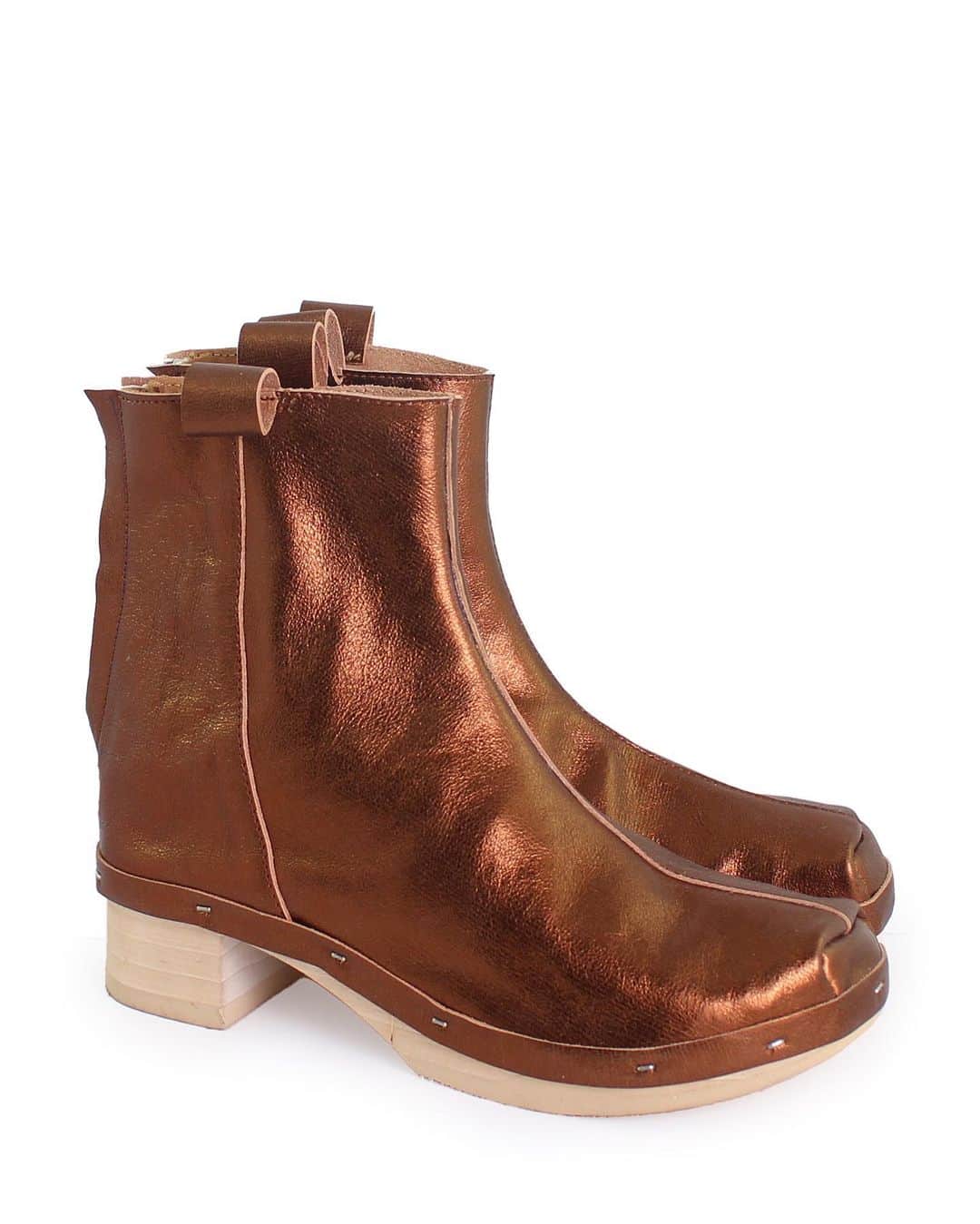ロサモサさんのインスタグラム写真 - (ロサモサInstagram)「FOR SURE * The Rosi Boots exist also in black 🖤 needless to say you‘ll find all color options at our webshop NOW ❣️ + link in bio  + #rosamosa #rosamosavienna #wien #vienna #metallicleather #metallicshoes #metallicboots #flexboots #flexiclogs #schleifmühlgasse #freihausviertel #1040 #viennalove」10月22日 0時42分 - rosamosavienna