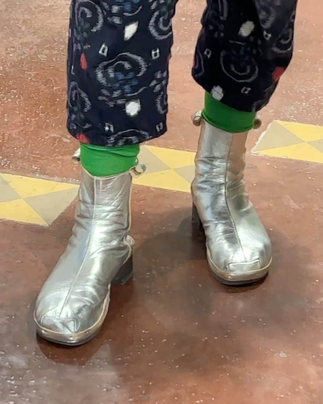 ロサモサのインスタグラム：「FOR SURE * The Rosi Boots exist also in black 🖤 needless to say you‘ll find all color options at our webshop NOW ❣️ + link in bio  + #rosamosa #rosamosavienna #wien #vienna #metallicleather #metallicshoes #metallicboots #flexboots #flexiclogs #schleifmühlgasse #freihausviertel #1040 #viennalove」