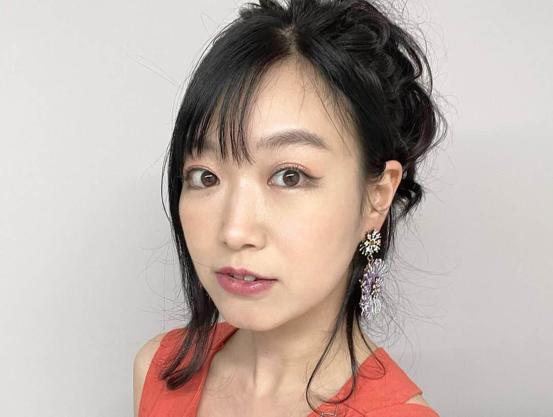 佐々木心音さんのインスタグラム写真 - (佐々木心音Instagram)「映画『道で拾った女』初日！ 満員御礼にて迎えられました！！  最高！！！ ありがとうございます。  いまおかさんと浜田さんのフランクさがとてつもなく心地よくて、舞台挨拶が楽しすぎた！！！！！ こんな楽しんでいいの？ってくらいわちゃわちゃやってました。  ヘアメイクは、 映画『クオリア』のヘアメイクさんでもある、美名子さんにお願いして、大好評♡ 綺麗にしてもらえるって、やっぱりテンション上がりますよね！  ということで、明日からも上映後に劇場に顔出し続けます！ 浮浪者・のぞみ、よろしくお願い申し上げます。  24日は瀬々敬久監督と 27日は川瀬陽太兄やん、クオリア監督の牛丸亮さんと、 トークイベントをしますのでぜひ！  劇場で観て欲しい！！！ そして感想たくさんお待ちしています。  #kscinema #shinjyuku #japanesemovie #roadmovie  #actor #sasakikokone  #道で拾った女 #いまおかしんじ #浜田学 #ロードムービー #トラック運転手 #浮浪者 #皆何かしら抱えてる #ほっこり #ケーズシネマ #佐々木心音 #初日舞台挨拶」10月22日 0時48分 - sasakikokone