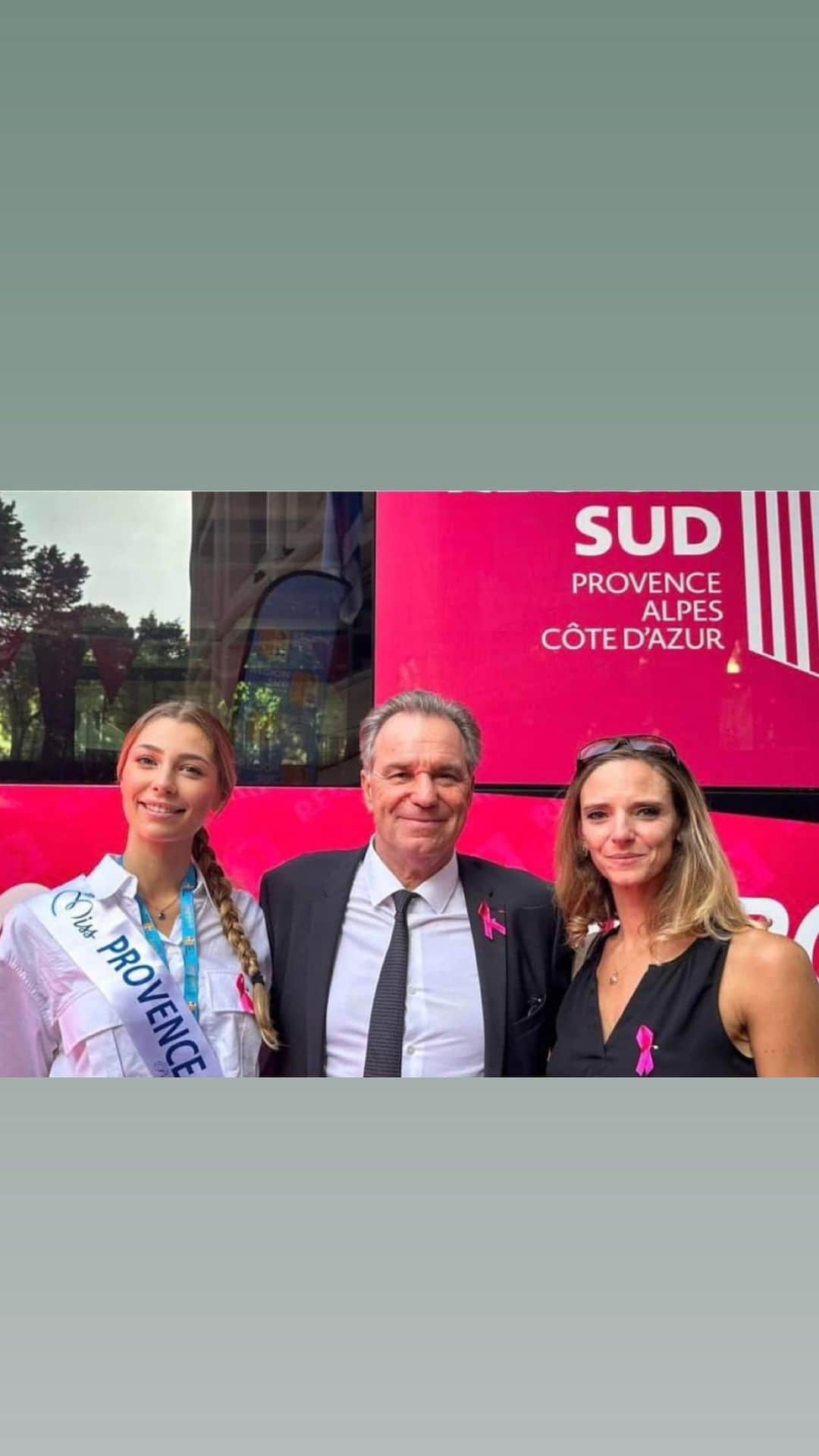 ヴィルジニー・デデューのインスタグラム：「LE BUS ROSE 💕  @maregionsud  À l’occasion d’octobre rose, j’ai pu assister à l’inauguration du bus rose @maregionsud avec @renaudmuselier et @adelinablanc ! Quelle belle initiative !  Ce bus arpentera le territoire avec des professionnels de santé pour vous apprendre la technique de l’autopalpation et répondre à toutes vos questions. C’est important !!   Voici les prochains point de rendez-vous :  Nice : le 25/10, Place Garibaldi  Forcalquier : le 26/10, Place du Bourguet  Barcelonnette : le 27/10 de 9h30 à 16h30  La Trinité : le 31/10, Place Pasteur  MERCI @maregionsud   #regionsud #octobrerose #busrose #depistage #cacestlesud @aixmaville @departement13 @ampmetropole」
