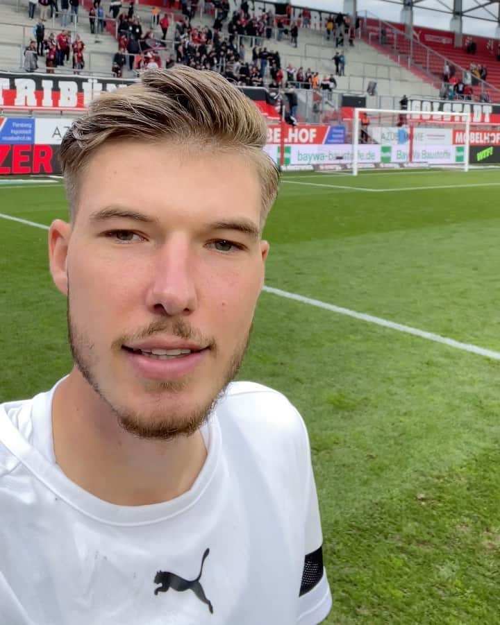 FCインゴルシュタット04のインスタグラム：「Mit seinem Führungstor ebnete er den Weg für unseren Heimsieg - nach Spielschluss hatte @kanuric50 auch noch für euch ein paar Worte! ✌️⚫️🔴 . . #Schanzer #Schanzerfürimmer #Ingolstadt #FCI #FCIngolstadt #soccer #fussball #football #futbol #Liga3 #3Liga #fu3ball #führungstorschütze #heimsieg #kanuric #benjaminkanuric #benji #danke」