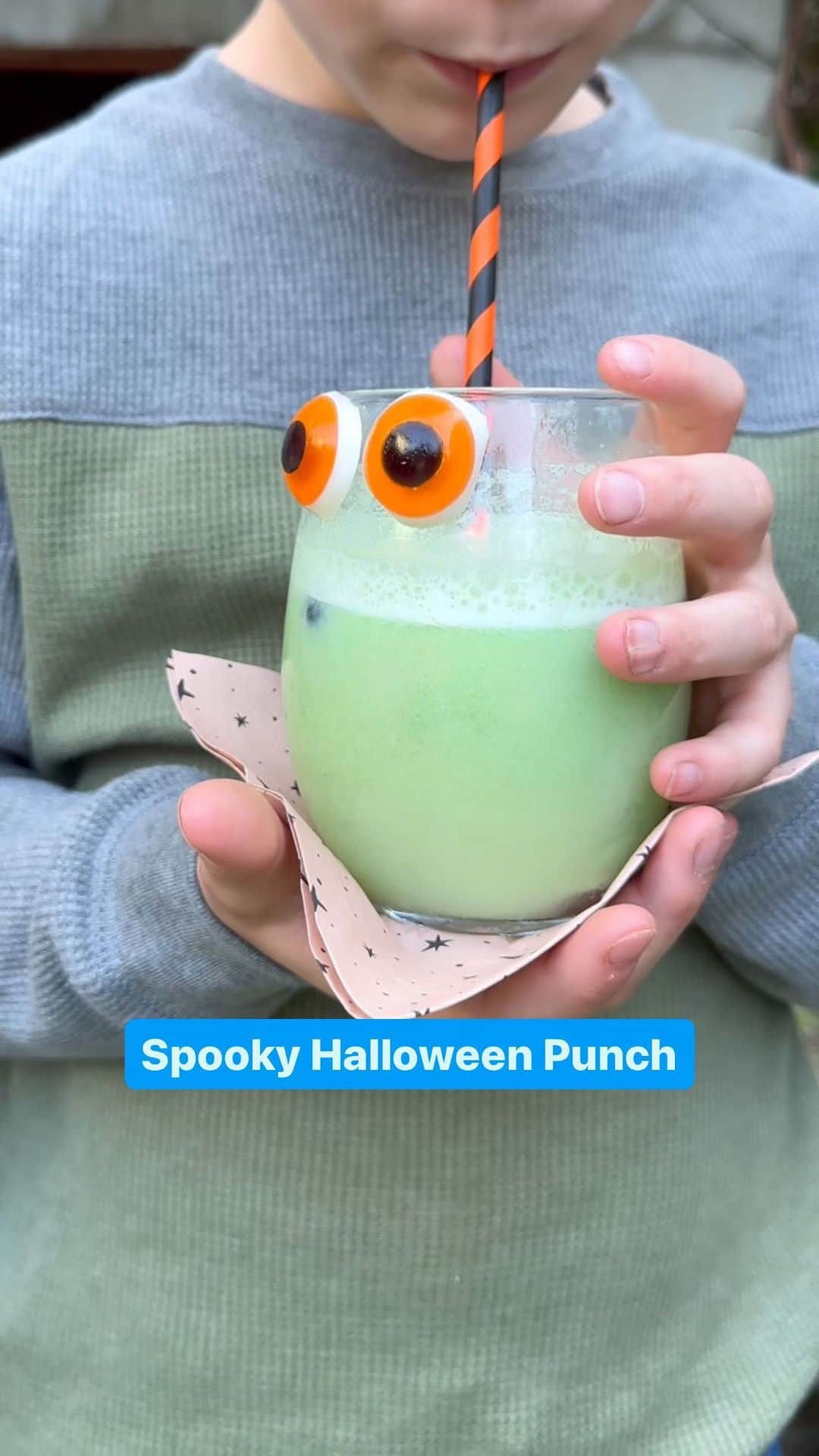 Wal-Mart Stores, Incのインスタグラム：「Our kind of green juice! 🐸💚🪲 @dustin_patrick_smith @bbbuffaloe #HalloweenPunch #HalloweenPunchIdeas #SpookySwampPunch」