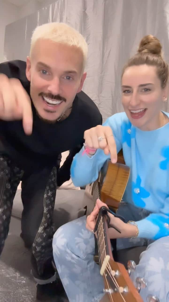 エム・ポコラのインスタグラム：「J’avais envie de vous proposer quelque chose de différent… et vous aviez été nombreu.x.euses à me demander de chanter une chanson de @mattpokora ♥️ alors… quoi de mieux que Matt directement pour chanter avec moi, sérieux ??   Merci 120 mille fois @mattpokora , ainsi qu’ @arachneeproductions @thierry.said & @kikslaser de nous faire vivre ces dates, ces soirées mémorables avec ce public incroyable ♥️🙏🏻   C’est pour ce genre de moment que nous faisons tout ça… ⭐️   RAPPEL 🛎️ Allez voter en masse pour nous aux @nrjmusicawards dans la catégorie Tournée de l’année pour @mattpokora et dans la catégorie Collaboration Francophone de l’année pour moi 🙃 On compte fort sur vous la famille !!!   #duo #duet #quionest #mpokora #mattpokora #mp #epicentretour #pyramidetour #philippinelavrey #nrjmusicawards #nma #nma2023 #french #france #paris #singer #livemusic #musiclive」
