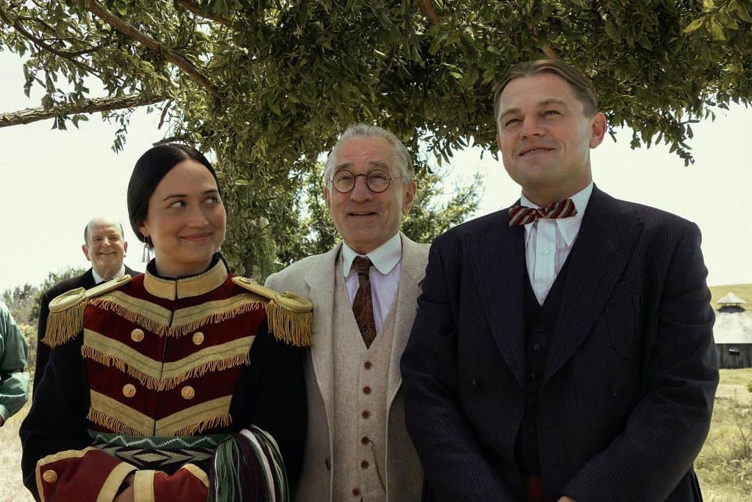 Vogue Españaのインスタグラム：「“Marty [Martin Scorsese] puso el nivel de autenticidad muy alto sobre cualquier otra cosa que se hubiera producido antes inspirada en las historias de los nativoamericanos. Sobre todo con los que podrían compararse con este estilo de películas”, cuenta @julie_okeefe, asesora de vestuario de 'Los asesinos de la luna', la nueva cinta de @martinscorsese_, protagonizada por @leonardodicaprio, @lilygladstone, Robert de Niro y Jesse Plemons. En el link de la bio, hablamos con la especialista sobre cómo ha conseguido retratar de la manera más fidedigna la vestimenta de la nación osage. ▪️Fotos: Cortesía de Apple TV+ ▪️Texto: @albertosisi」