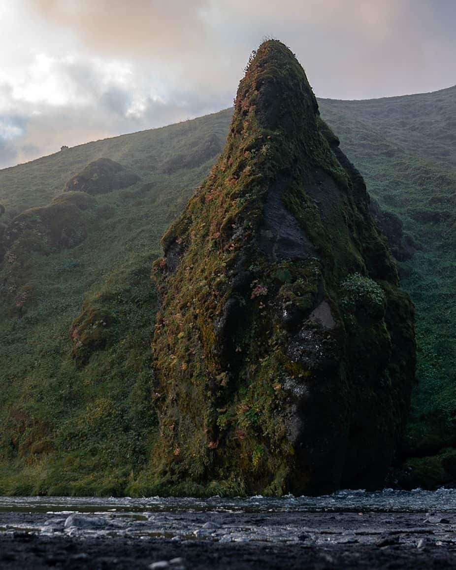 カナダグースさんのインスタグラム写真 - (カナダグースInstagram)「Our most-loved pieces spotted along the shores of Black Sand Beach in Iceland, the Chilliwack Bomber wore by photographer @aa.vision and Professional Kayaker @tommybrady in our latest Black Label Expedition Parka. We know how to take classic styles to new heights. #LiveInTheOpen  Shop now through our link in bio.​」10月22日 1時00分 - canadagoose