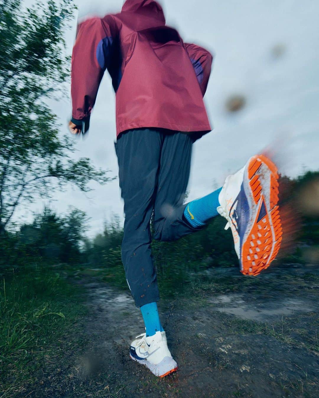 NIKEさんのインスタグラム写真 - (NIKEInstagram)「Adventure forward past muddy and wet conditions 🏃🏔️  Keep the elements at bay and explore off-road with the waterproof and durable Nike Pegasus Trail GORE-TEX.  Tap to Shop.」10月22日 1時00分 - nike