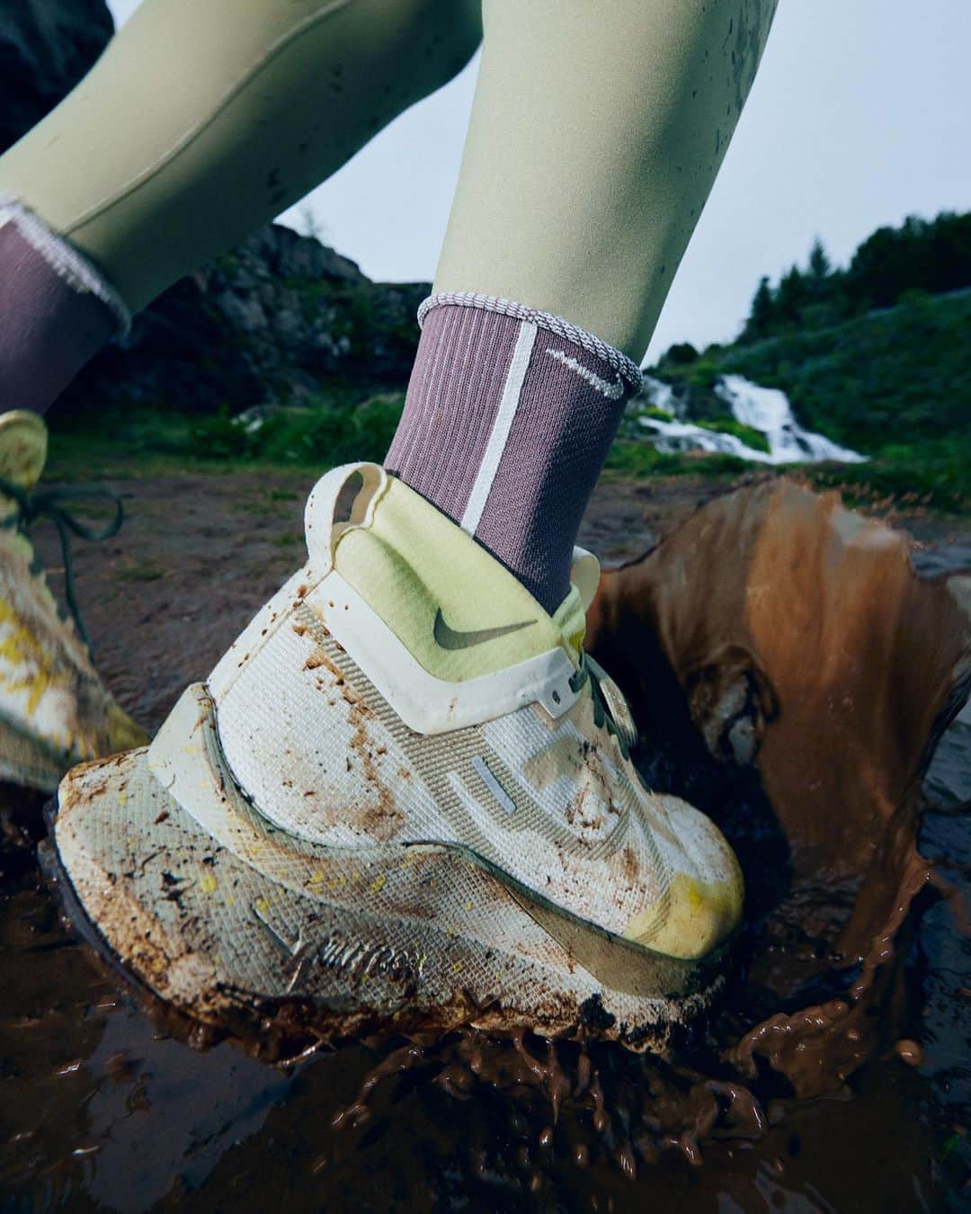 NIKEのインスタグラム：「Adventure forward past muddy and wet conditions 🏃🏔️  Keep the elements at bay and explore off-road with the waterproof and durable Nike Pegasus Trail GORE-TEX.  Tap to Shop.」