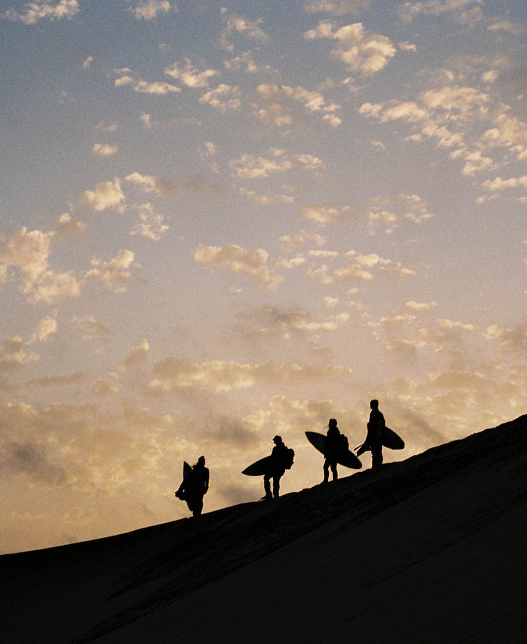 BILLABONG WOMENSさんのインスタグラム写真 - (BILLABONG WOMENSInstagram)「As the evening light faded, we took one last surf before it was time to head home. What an adventure. Watch the film, link in bio. #BillabongAdventureDivison」10月22日 1時00分 - billabongwomens