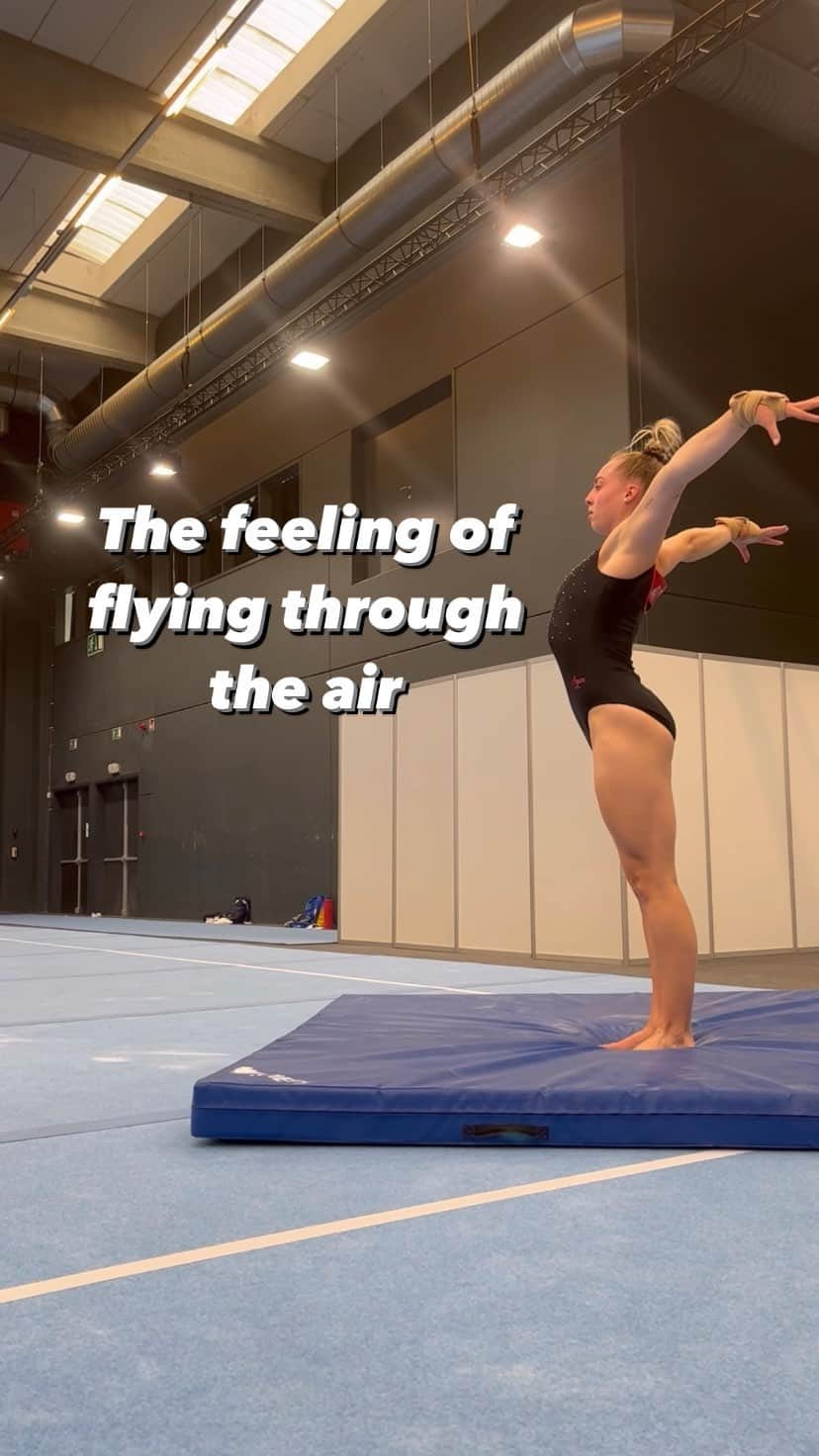 Carina Kröllのインスタグラム：「Eine der Gründe, warum ich turnen so liebe… man fliegt durch die Luft 🦅 . . . #nationalteam#nationalteamaustria#salzburgerturnverein#salzburg#teamaustria#teamaut#floor#floorexercise#gymnast#gymnastics#flipping#tumbling#salto#doppelsalto#flickflack#0711#stuttgart#girl#carinakroell」