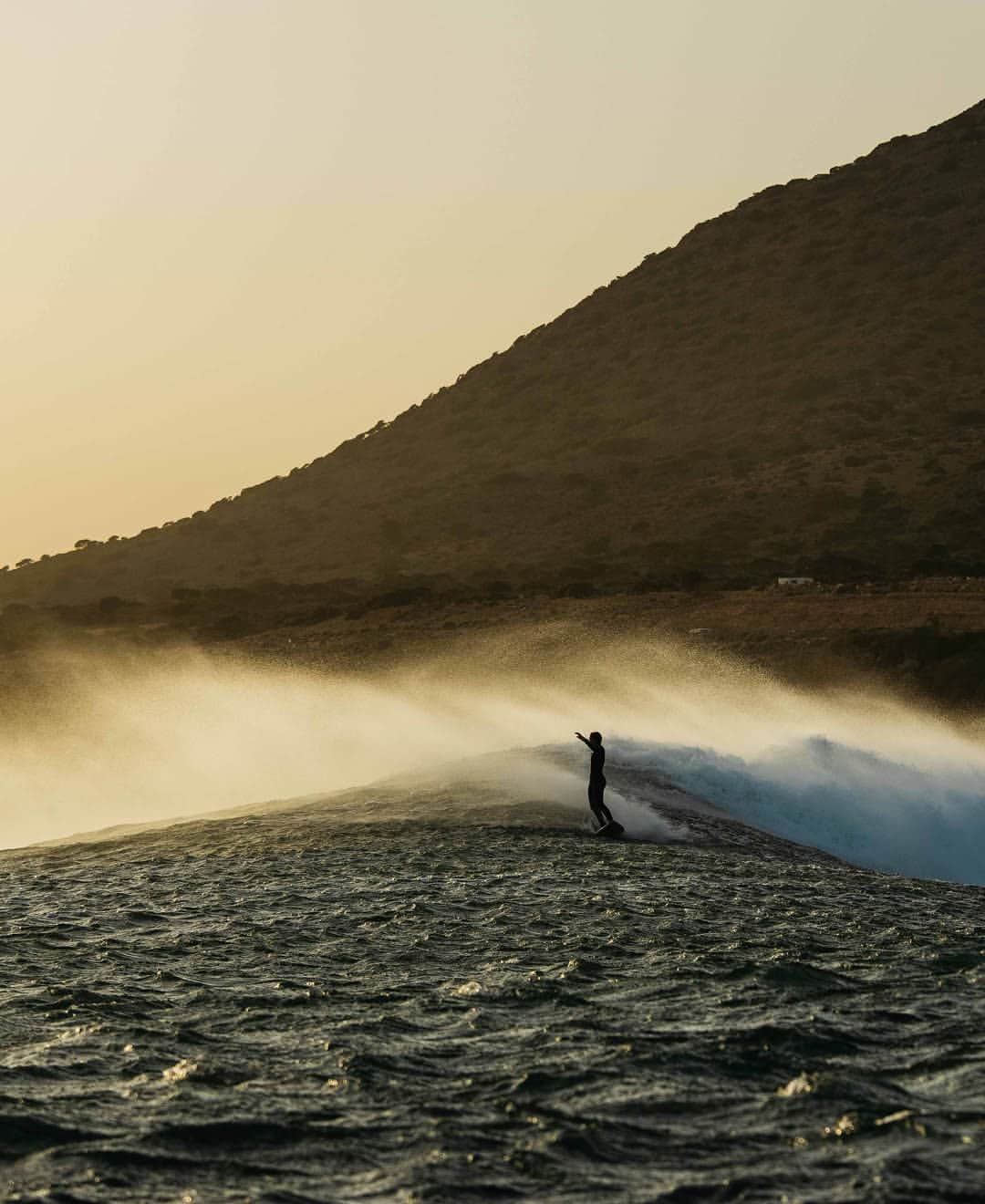 BILLABONG WOMENSのインスタグラム：「As the evening light faded, we took one last surf before it was time to head home. What an adventure. Watch the film, link in bio. #BillabongAdventureDivison」