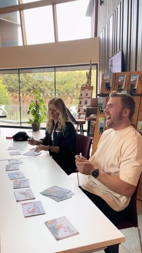 ミカエラ・シフリンのインスタグラム：「It‘s always a competition with @mikaelashiffrin and @akilde - even when signing pictures 😅  #weareskiing」