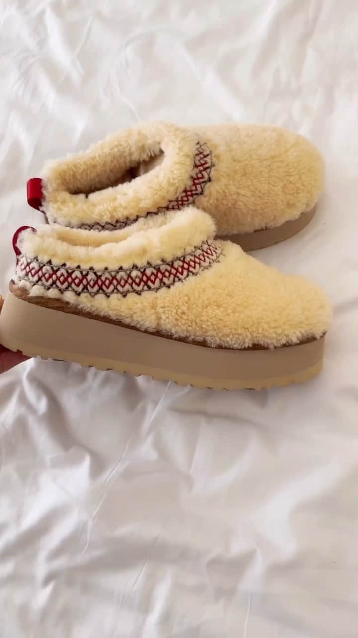 のインスタグラム：「Raise your hand if you’re also UGGsessed with the Tazz UGGbraid.  🎥: @keellyyortiz   #UGG #FeelsLikeUgg #Unboxing #UggPlatforms」