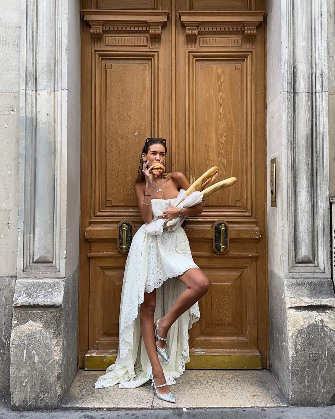 のインスタグラム：「Saturday morning glam // Muse @victoriawaldau in The Everly Bridal Gown #forloveandlemons」