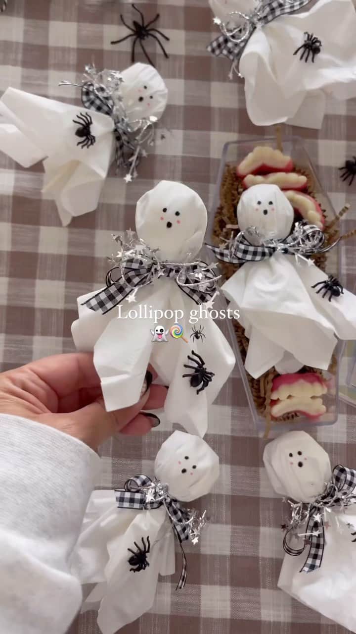 The Honest Companyのインスタグラム：「Get ready to be the most adorably spooktacular house on the block with this lollipop craft! 🍭 👻 🏡  📹| @aurelie.erikson」