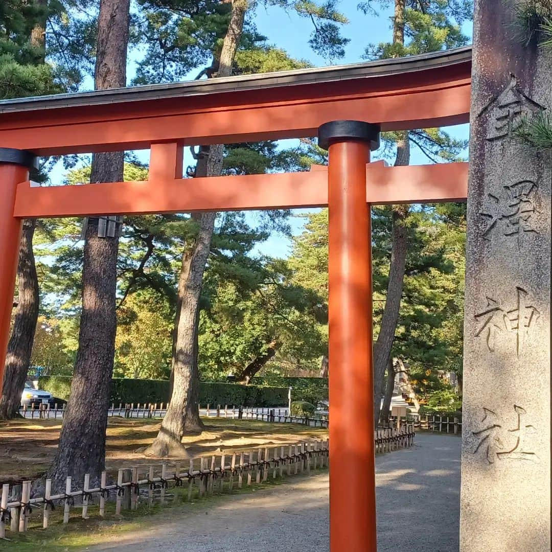 須藤美樹さんのインスタグラム写真 - (須藤美樹Instagram)「金沢最終日は観光へ🎵  初の金沢神社⛩️  ここで、砂金を洗っていたから金洗いの沢で金沢になったらしい💖なんか金運上がりそう💰  すごい氣がよくてここちよい場所❇️  素敵な動画と写真が撮れて、大満足💯🎊  なんかじわじわ運氣に効いてるかんじ🎶  各々自由に過ごして居心地よい仲間と参拝できてよかったです🐲🙏  合宿のお陰か、みんなの得意、不得意がわかってるので補い合ってチームワークのとれた完璧観光になりました⭐  チームプレーの効率の良さを遊びながらも学ぶ❗そんな観光でしたん🐶  続く→→→→→  #金沢 #金沢神社 #石川県 #金運 #神社 #JAPAN #チーム #観光」10月22日 1時04分 - odorukaiunshi