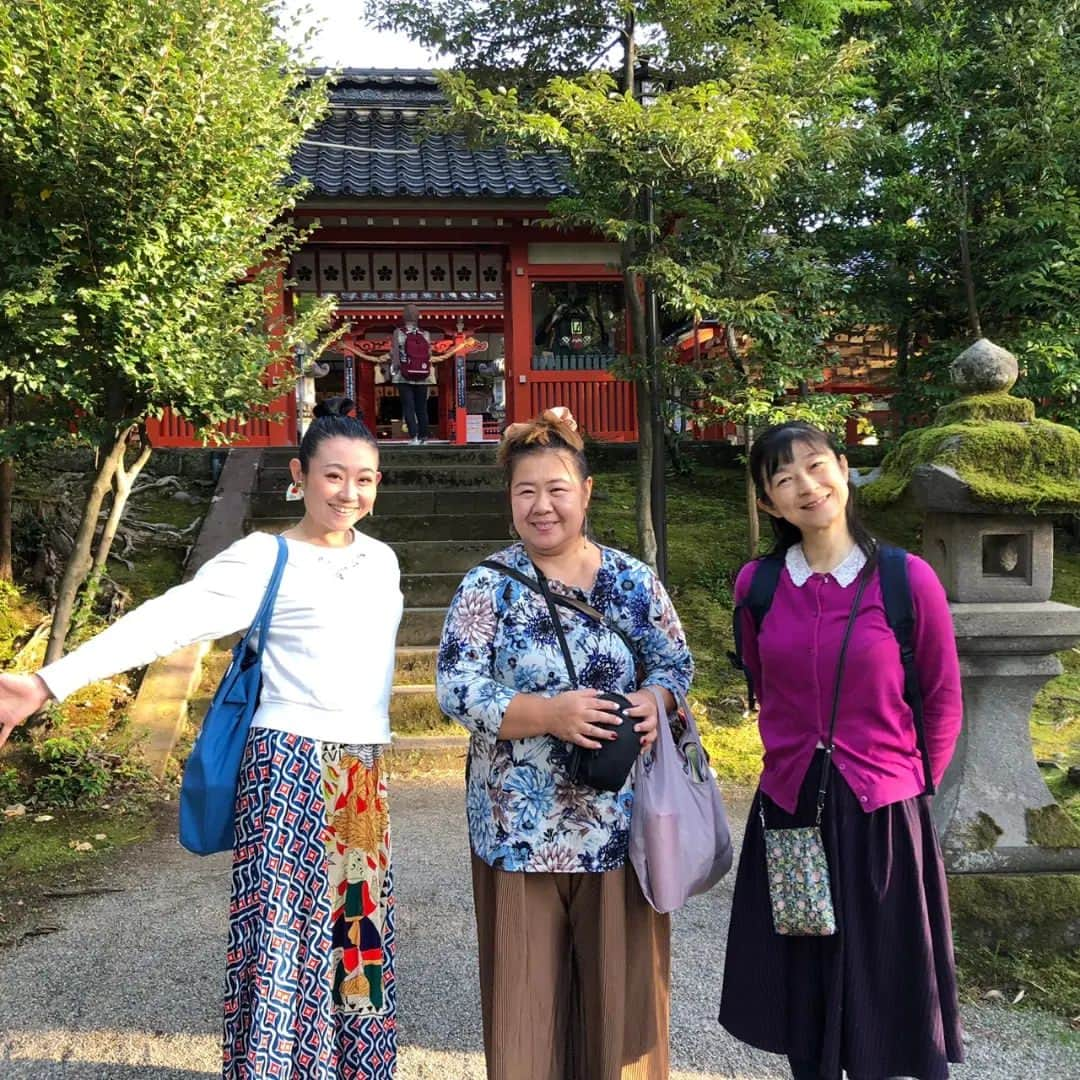 須藤美樹さんのインスタグラム写真 - (須藤美樹Instagram)「金沢最終日は観光へ🎵  初の金沢神社⛩️  ここで、砂金を洗っていたから金洗いの沢で金沢になったらしい💖なんか金運上がりそう💰  すごい氣がよくてここちよい場所❇️  素敵な動画と写真が撮れて、大満足💯🎊  なんかじわじわ運氣に効いてるかんじ🎶  各々自由に過ごして居心地よい仲間と参拝できてよかったです🐲🙏  合宿のお陰か、みんなの得意、不得意がわかってるので補い合ってチームワークのとれた完璧観光になりました⭐  チームプレーの効率の良さを遊びながらも学ぶ❗そんな観光でしたん🐶  続く→→→→→  #金沢 #金沢神社 #石川県 #金運 #神社 #JAPAN #チーム #観光」10月22日 1時04分 - odorukaiunshi