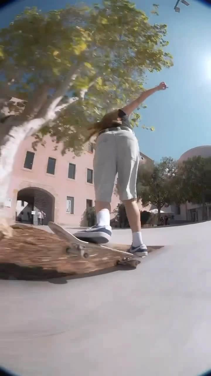 MACBA LIFEのインスタグラム：「Style for miles by @aldanabertran  🎥 @gochiestrella x @redbullskate   Tag us to be featured 👉🏽#macbalife 👈🏽 -———————— #RESPECTTHEPLAZA #macba #skate #skateboarding #barcelona #bcn #skatebarcelona #skatelife #barceloka #metrogrammed #skatecrunch #skategram #thankyouskateboarding #❤️skateboarders」