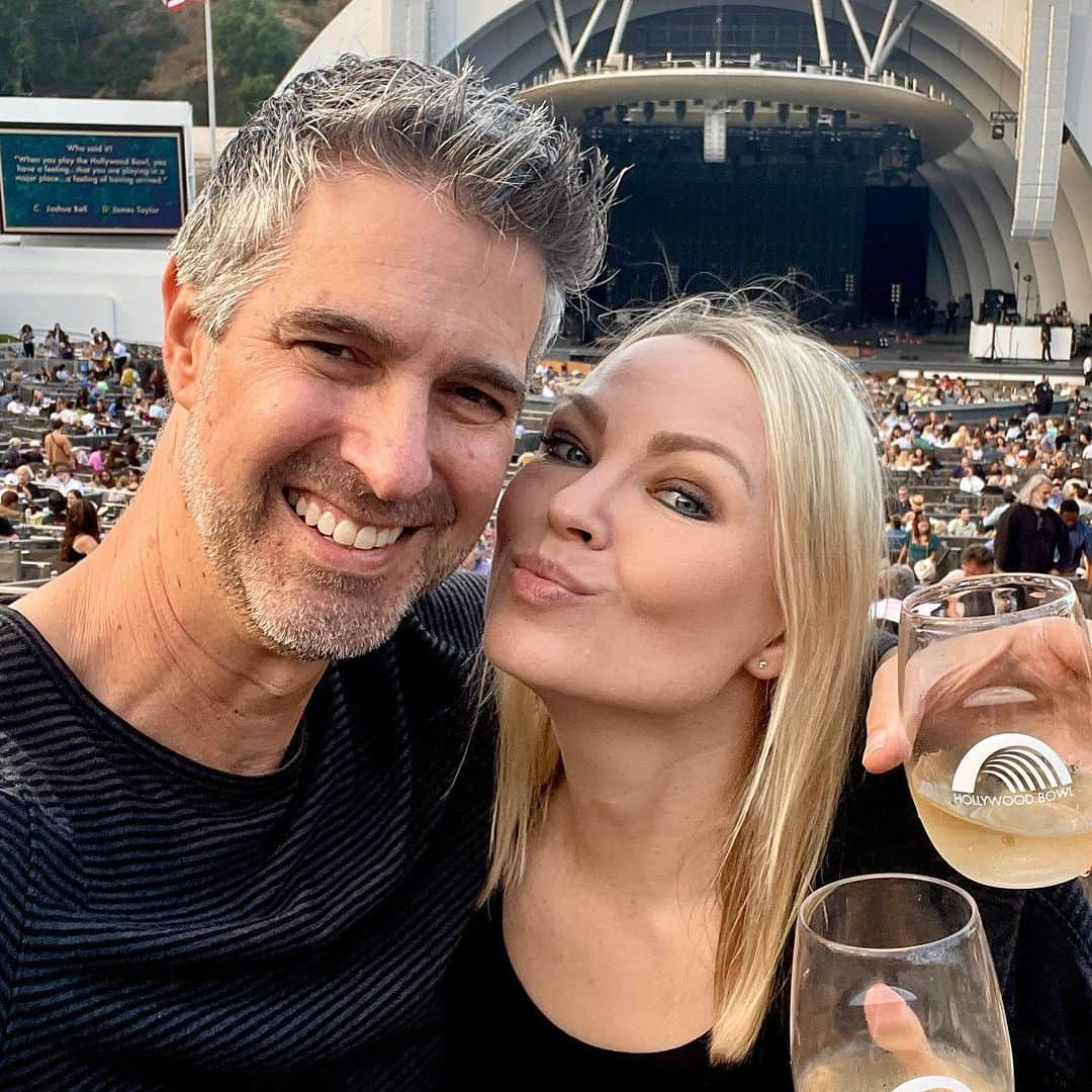 イリナ・ヴォロニーナさんのインスタグラム写真 - (イリナ・ヴォロニーナInstagram)「Cheers to celebrating six years of hilarious marriage adventures with my love @irinavoronina ❤️🥂 😘😘😘😘😘😘」10月22日 1時15分 - irinavoronina