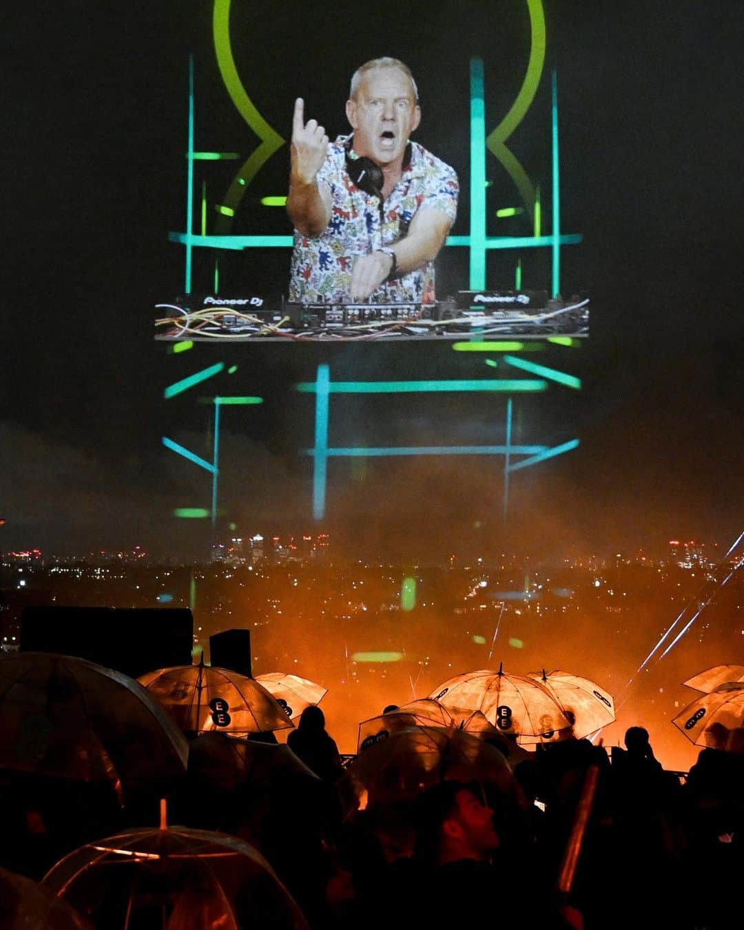 FatboySlimのインスタグラム：「#AD So that was a first… I played inside Ally Pally whilst being projected live in the sky outside. Apparently you could almost see my smiley mug from Brighton! Thanks to @ee for putting this all together and thanks to all of you for your ‘Praise You’ Dances (some were projected too), we absolutely loved seeing those.」