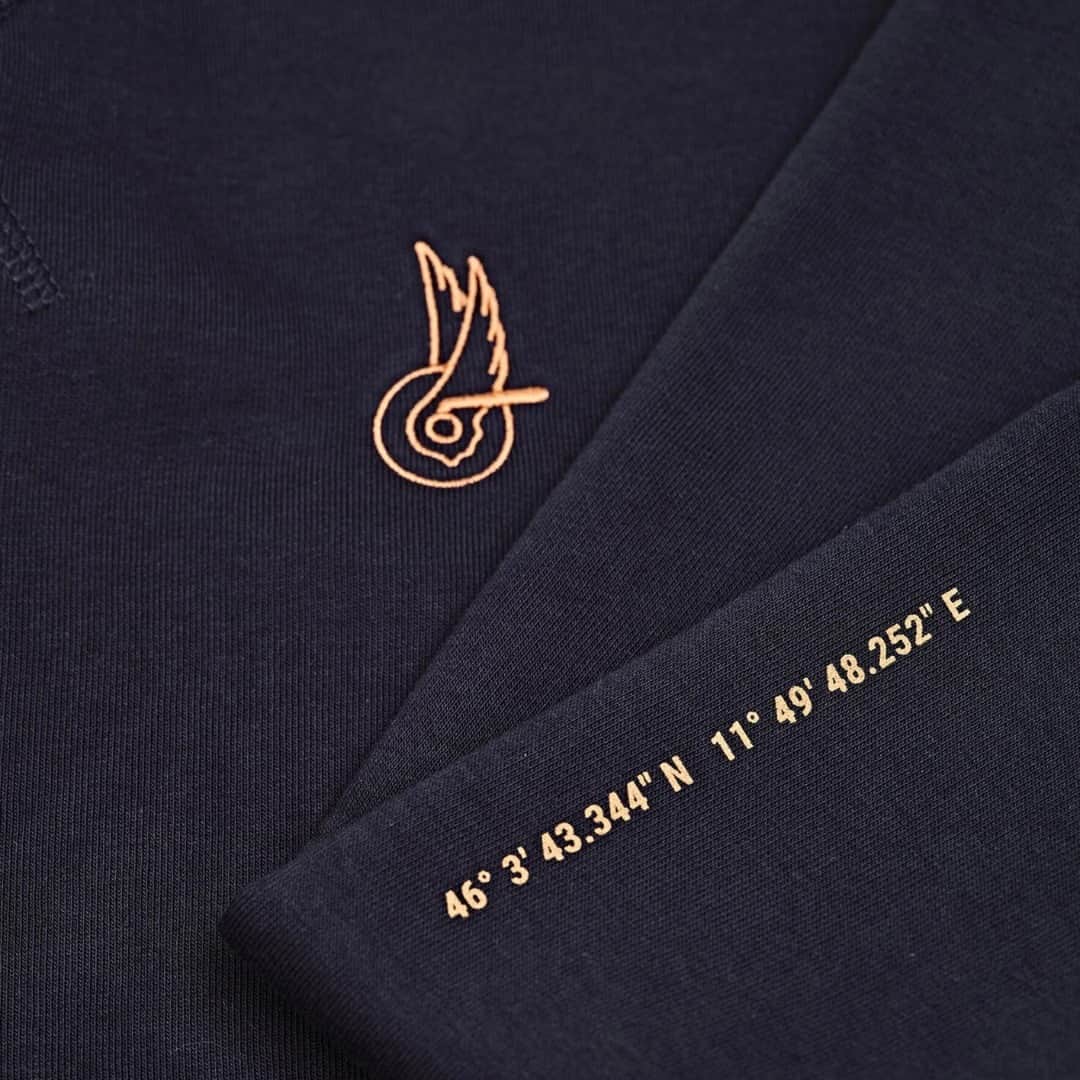 カンパニョーロさんのインスタグラム写真 - (カンパニョーロInstagram)「Both lightweight and soft, the Campagnolo Sweatshirt is the ideal garment for the mid-season.   A sweatshirt that’s casual yet smart and elegant, thanks to its regular cut and ribbed cuffs and hem.  The high quality that distinguishes Campagnolo clothing is apparent in the collar, which is finished with three-needle stitching for greater strength, and by the label that can be removed by hand for maximum comfort.   Head to the link in our bio to discover more.  #DreamBigger #CampagnoloApparel #Campagnolo」10月22日 1時08分 - campagnolosrl