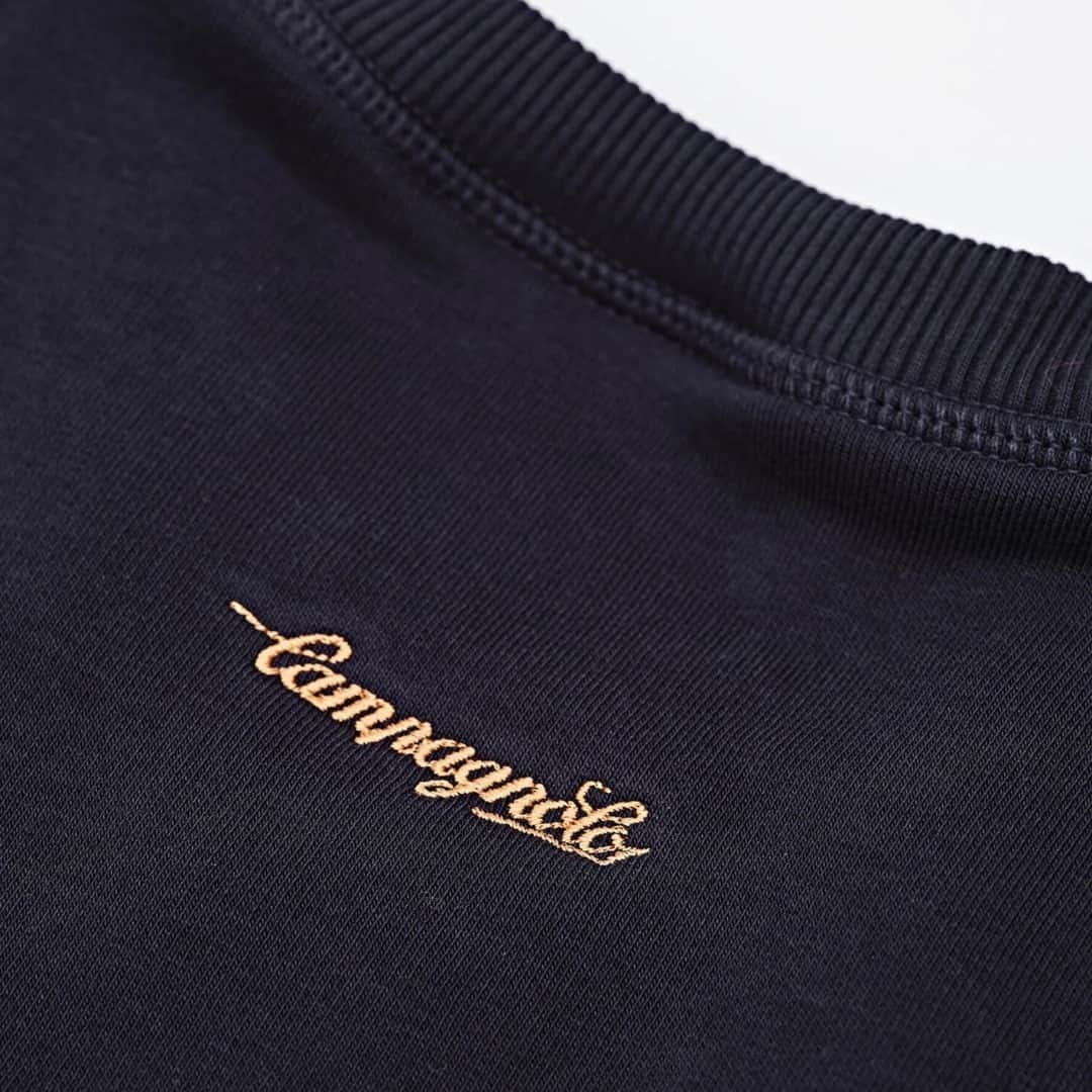 カンパニョーロさんのインスタグラム写真 - (カンパニョーロInstagram)「Both lightweight and soft, the Campagnolo Sweatshirt is the ideal garment for the mid-season.   A sweatshirt that’s casual yet smart and elegant, thanks to its regular cut and ribbed cuffs and hem.  The high quality that distinguishes Campagnolo clothing is apparent in the collar, which is finished with three-needle stitching for greater strength, and by the label that can be removed by hand for maximum comfort.   Head to the link in our bio to discover more.  #DreamBigger #CampagnoloApparel #Campagnolo」10月22日 1時08分 - campagnolosrl