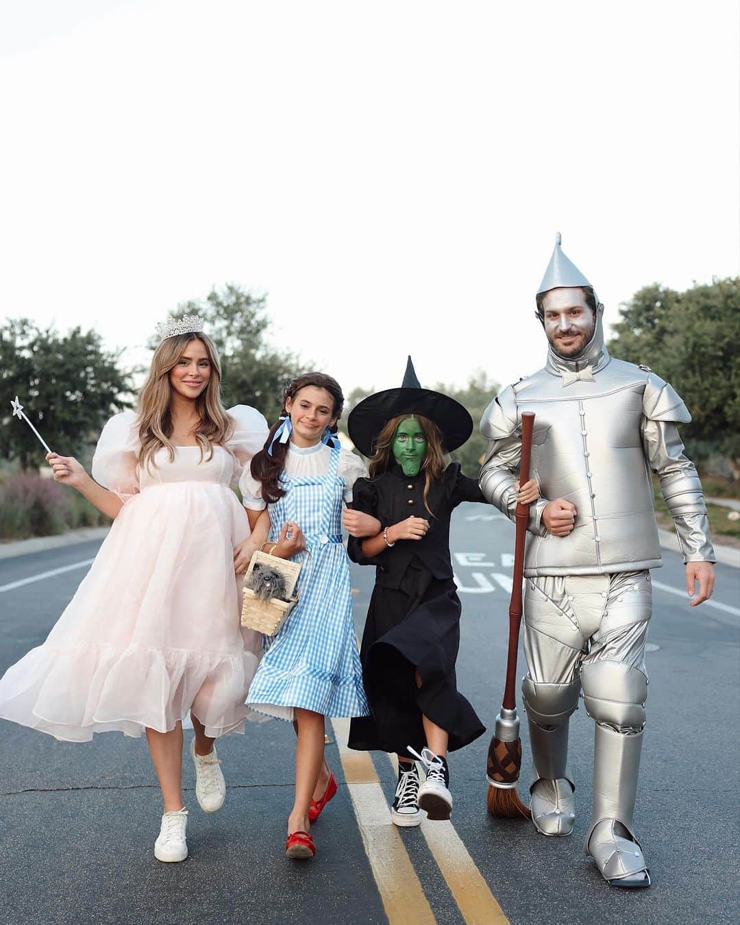 アマンダ・スタントンさんのインスタグラム写真 - (アマンダ・スタントンInstagram)「are you a good witch or a bad witch? 🪄」10月22日 1時09分 - amanda_stantonn