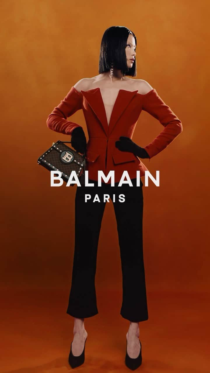 バルマンのインスタグラム：「GRAPHIC CLASSICS Chic and timeless, step into the #BALMAINFW23 collection and its celebration to Pierre Balmain’s strongest signatures paired with the house’s latest handbag, the #BALMAINBBUZZ Dynasty.   Now available on Balmain.com and in Balmain boutiques.」