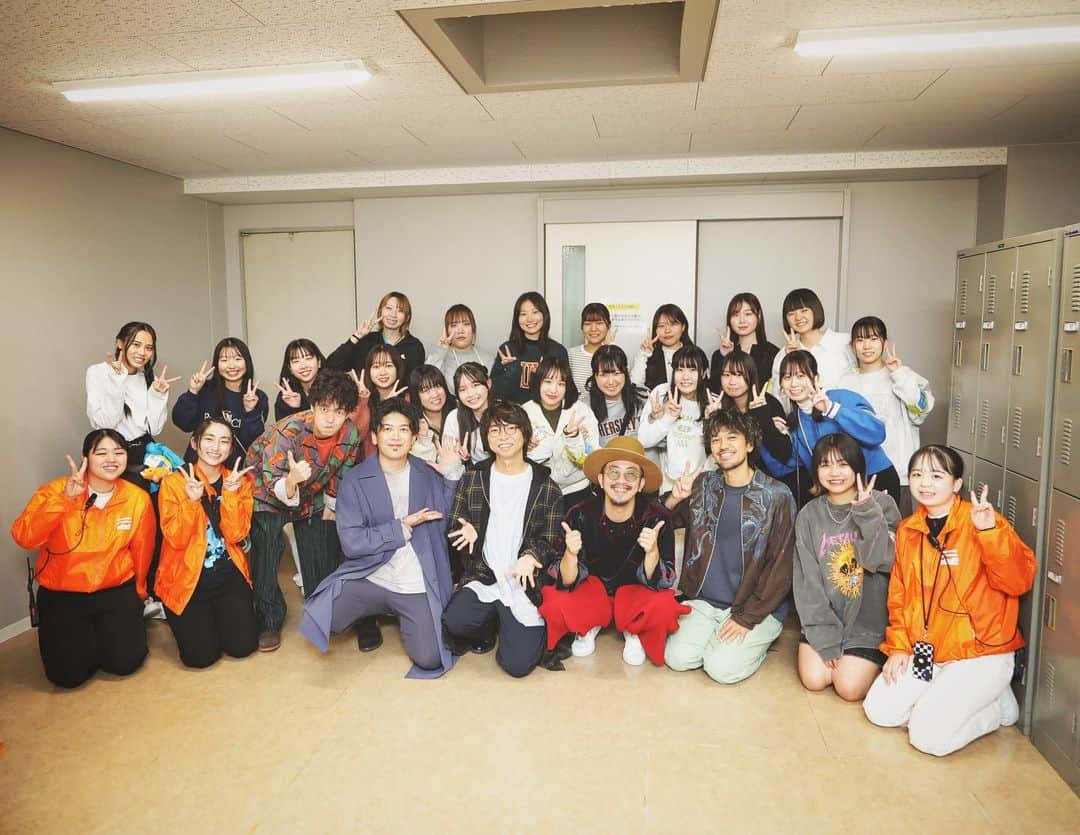 因幡始のインスタグラム：「岡山にある川崎学園の"川崎学園祭"に出演しました‼️ 会場がめちゃくちゃ大きい体育館だったんだけど、そこに沢山のお客さんが入ってくれてました。 「最上級」の大合唱、流石の人数感で圧巻でした👍 1/14(日)には岡山芸術創造劇場 ハレノワにてワンマンライブをやりますので、是非観に来てくださいーっ🙃」