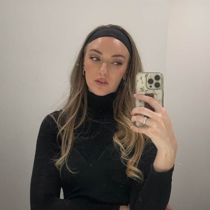 デイジー・クレメンタイン・スミスのインスタグラム：「Big fan of a headband lately」