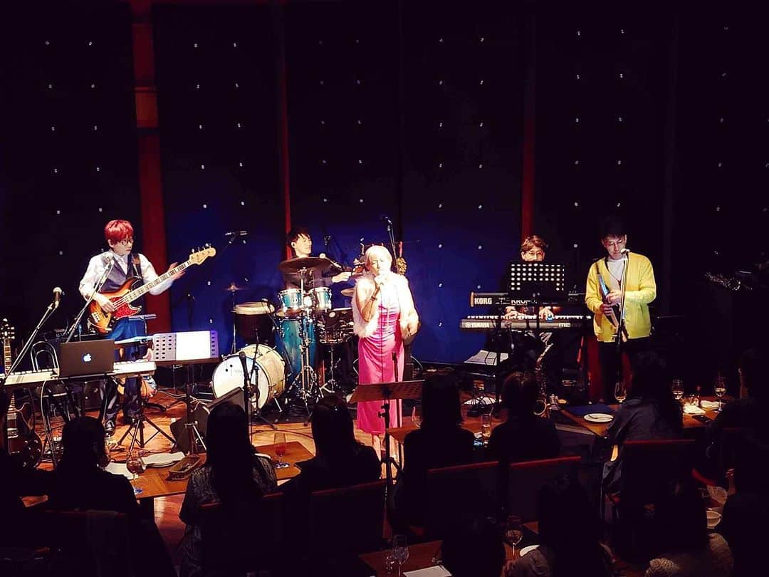 鈴木桃子さんのインスタグラム写真 - (鈴木桃子Instagram)「坂福一Presents 渋谷系Session『今日渋谷で逢いましょう』@JZ Brat  満員御礼💗無事終了  楽しかった〜🤩🥰  お越しいただいたみなさま、どうもありがとうございました！ 坂福一&中&洋wのタイトな演奏とミズノマリちゃんの心地良いボーカルにうっとり🥰  パリスマッチの曲を一緒に歌えて幸せでした〜💓  そしてライブを観に来てくれてた小田玲子ちゃんに飛び入りでSweet Childを一緒に歌ってもらえて嬉しかったです😊玲子ちゃん、ありがとねー💕  それにしても坂福一のオリジナル曲「渋谷で逢いましょう」がキャッチー過ぎてwずーっと頭から離れない🤣😅 これはなんらかのカタチで是非リリースして欲しいです🎶💓  #山本一　 #坂本竜太 #福長雅夫　 #中道勝彦　 #ミズノマリ  #杉山洋介　 #parismatch #パリスマッチ #鈴木桃子 #momokosuzuki #cosanostra #コーザノストラ　 #jzbrat #坂福一  #坂福〜」10月22日 1時19分 - momokosuzuki