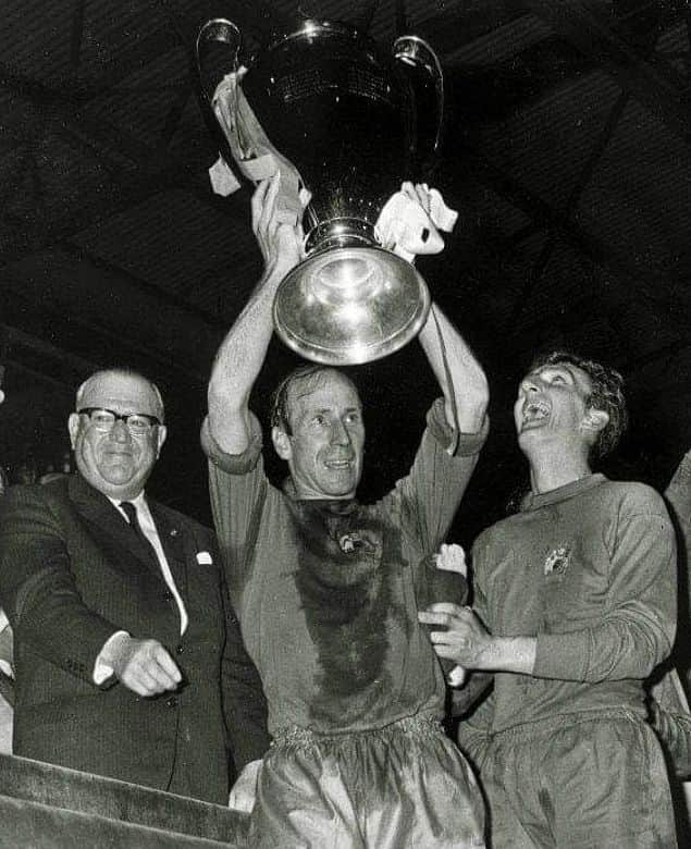 カゼミーロのインスタグラム：「European Cup winner, World Cup winner, Ballon d'Or winner and one of the greatest @manchesterunited players of all time. Lifting the European Cup of 1968 with Red Devils was an absolute milestone for the legendary history of our club.   Rest In Peace Sir Bobby Charlton 🙏」