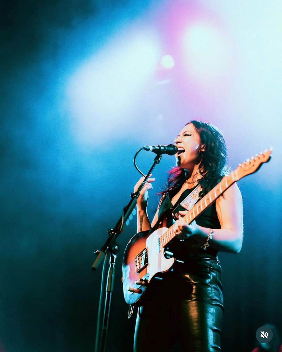 ミシェル・ブランチのインスタグラム：「Tour rolls on this week to Dallas, Austin, Houston and New Orleans. Get yer tickets 🎟️ Link in BIO 🎟️ 📸 @notjust.agirl」