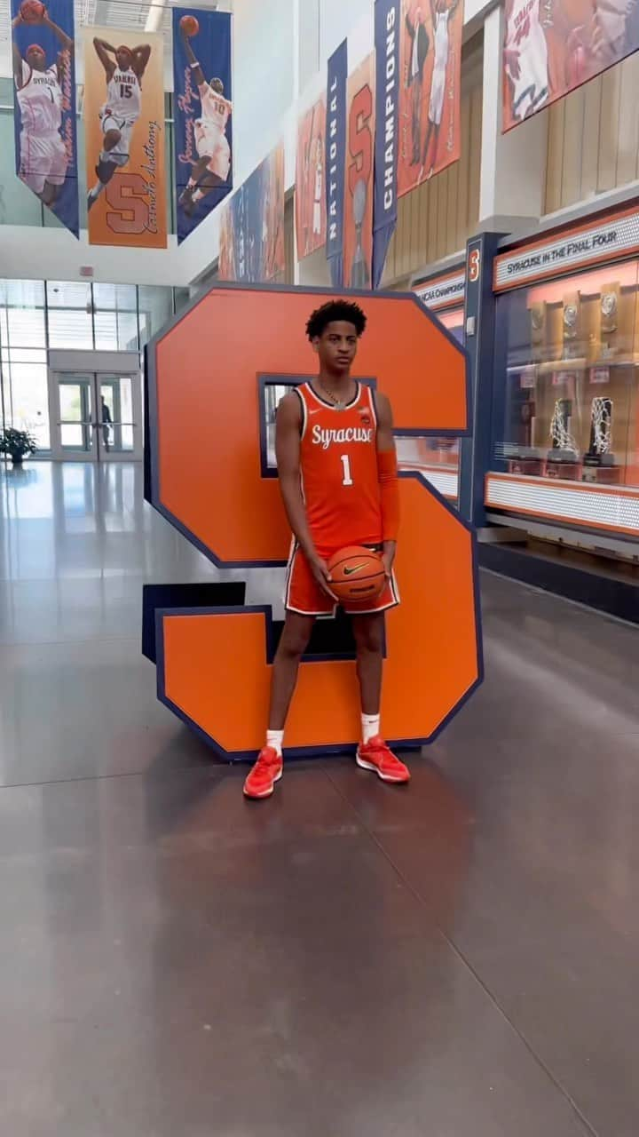 ラ・ラ・アンソニーのインスタグラム：「Seeing @kiyananthony visit the same college his dad won the NCAA championship in 2003 is such a surreal moment! 🍊🧡 WOOOOOWWWWWWW 🥹 #officialvisit」