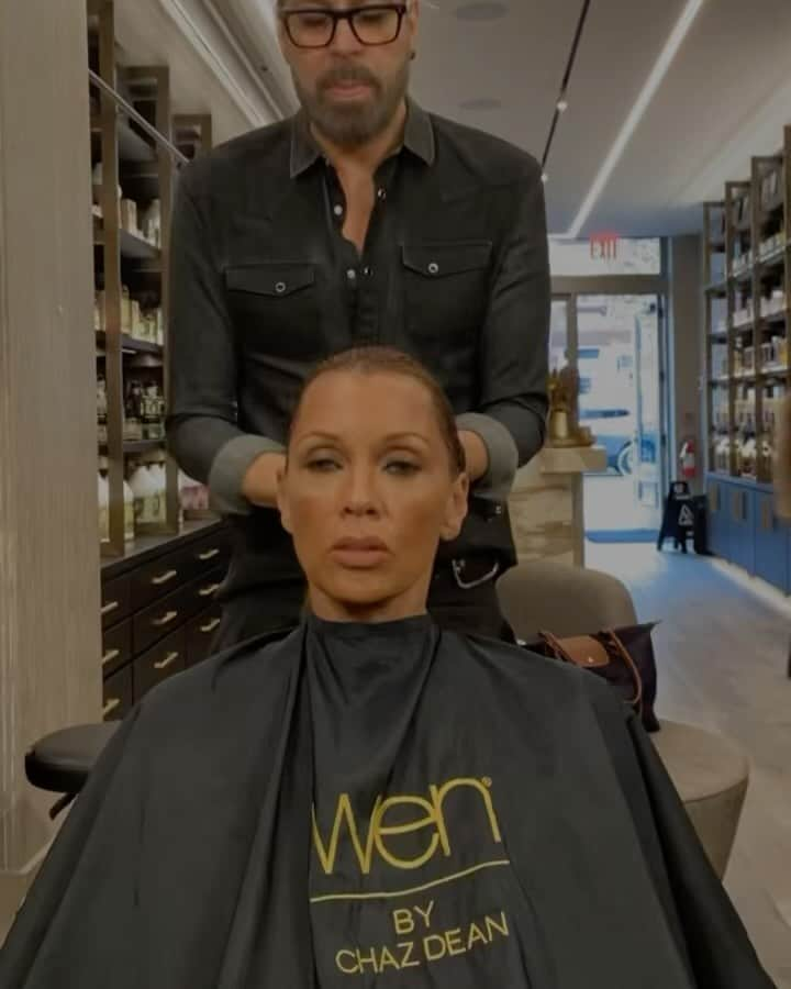 ヴァネッサ・ウィリアムスのインスタグラム：「Thanks for my lovely hair spa treatments @chazdean 🙏🏽 Cut, moisture , indigo and pampering 🥂 and of course, all of the organic products you’ve created. Welcome to NYC」